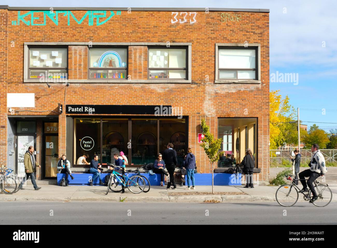 Café am Boulevard St-Laurent im Mile End-Bereich von Montreal, Kanada. Mile End ist bekannt für seine Kultur als Künstlerviertel, in dem Künstler, Musiker, Schriftsteller und Filmemacher leben. Es ist ein trendiges Viertel mit vielen Cafés und Geschäften. Stockfoto