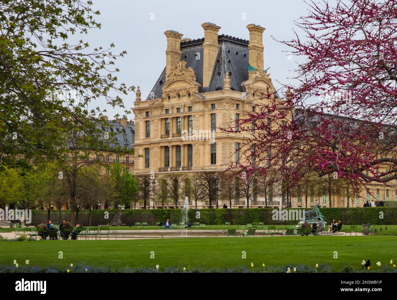 Paris/Frankreich - 05 April 2019. Wunderbare Feder Tuileries Garten und Blick auf den Louvre Stockfoto