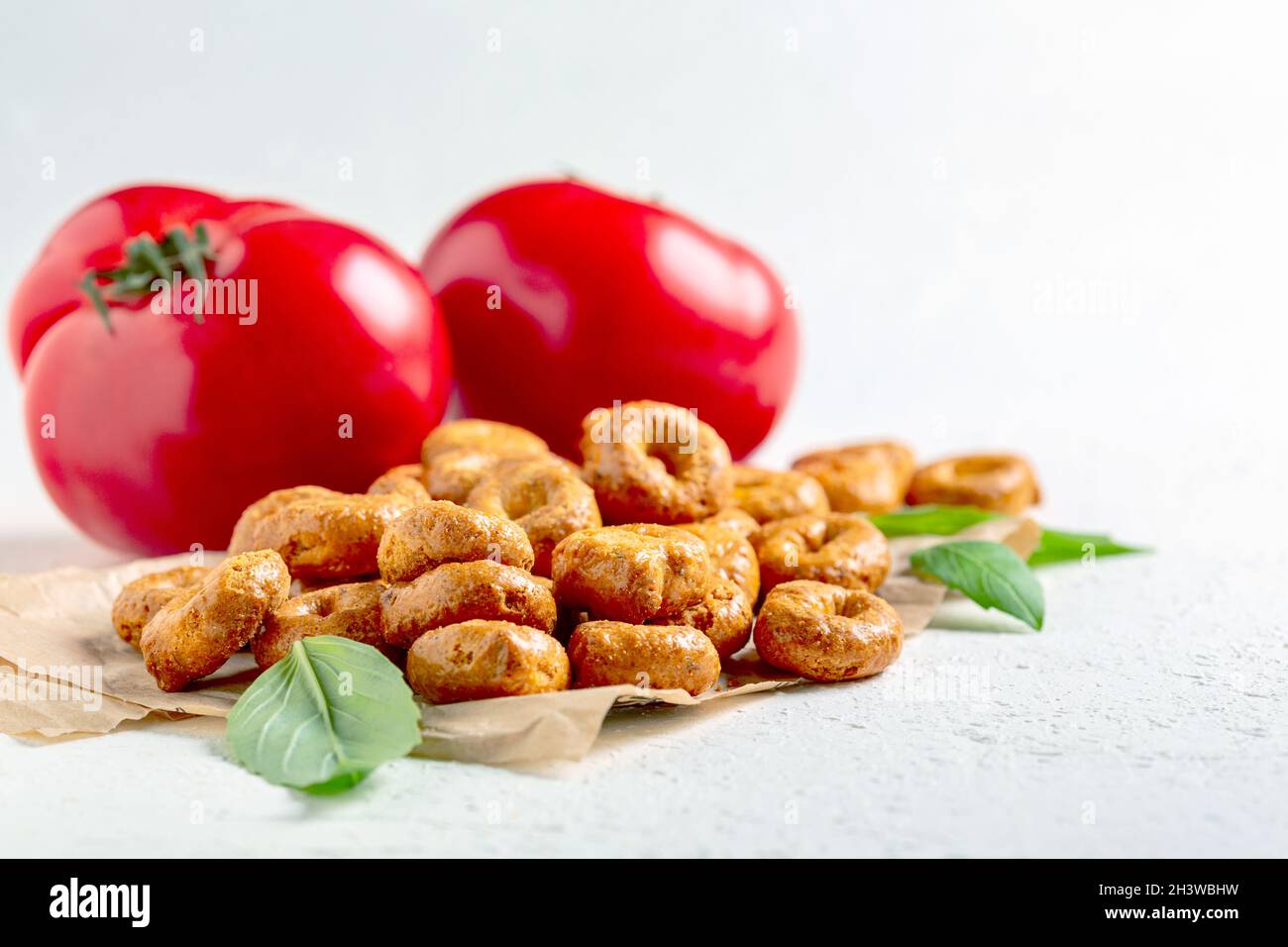 Taralli mit Tomaten und Kräutern. Stockfoto