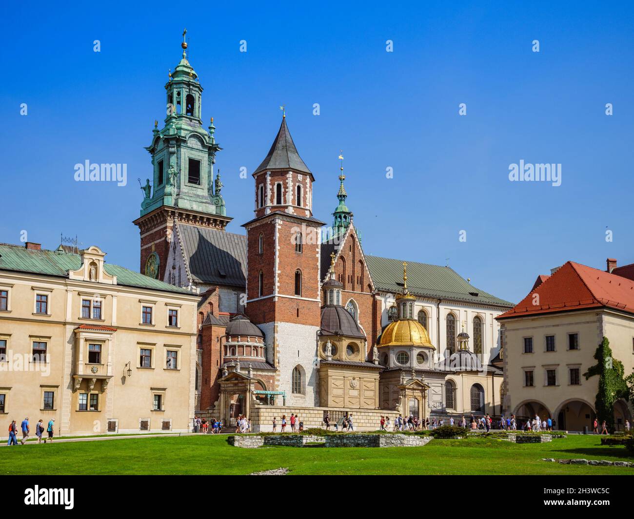Krakau, Polen. 26. August 2019. Wawel Royal Castle und Wawel Cathedral an sonnigen Sommertagen. Stockfoto