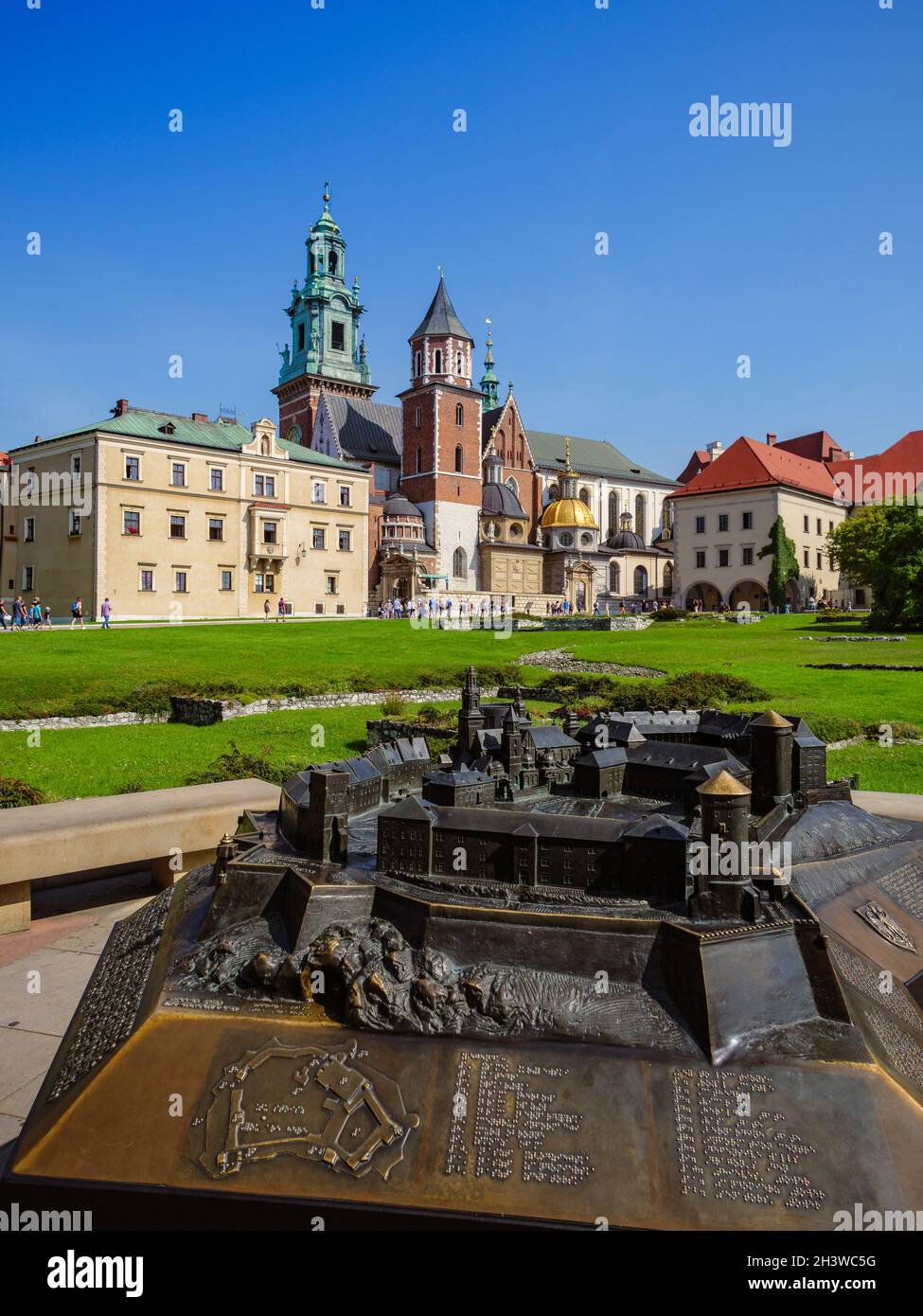 Krakau, Polen. 26. August 2019. Wawel Royal Castle und Wawel Cathedral an sonnigen Sommertagen. Stockfoto
