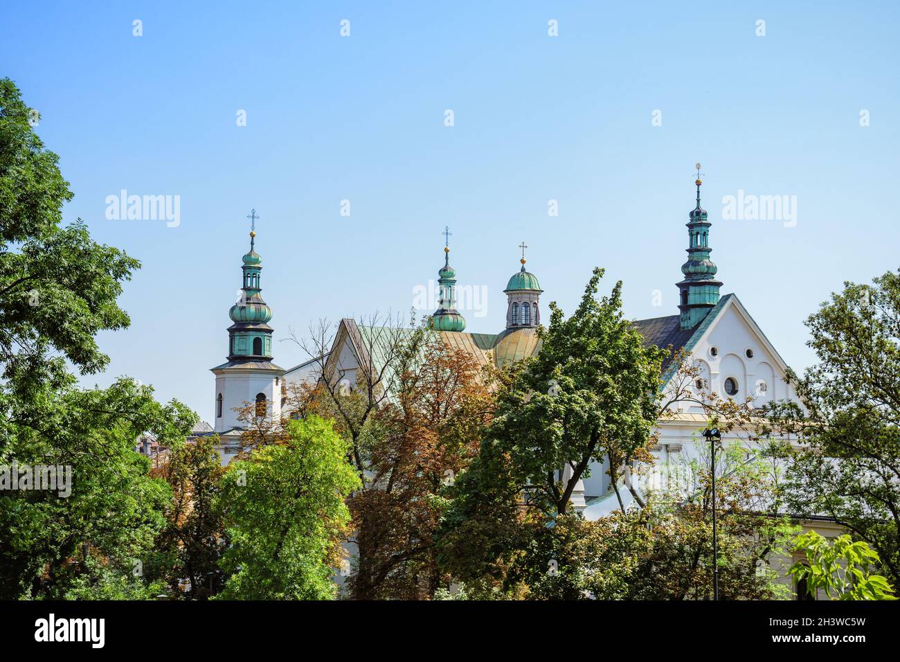 Krakau, Polen. 26. August 2019. Das Wawel Royal Castle ist an einem sonnigen Sommertag von grünen Bäumen umgeben Stockfoto