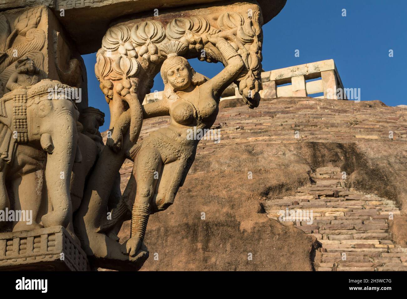 Das detaillierte Schnitzwerk des östlichen Tores zur Großen Stupa. Buddhistische Denkmäler in Sanchi. MP, Indien. Stockfoto