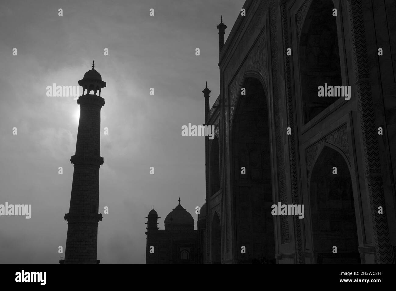 Taj Mahalâ €™s Fassade und ein Minarett von der frühen Morgensonne hinterleuchtet Stockfoto