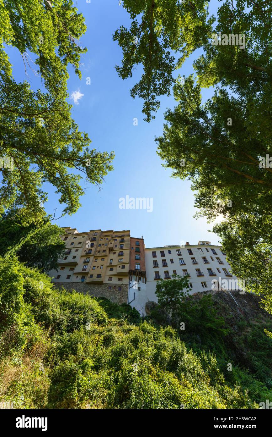 Gebäude an der Klippe in der Schlucht, die den Fluss Jucar in der Stadt Cuenca, Castilla-La Mancha, Spanien bildet. Stockfoto