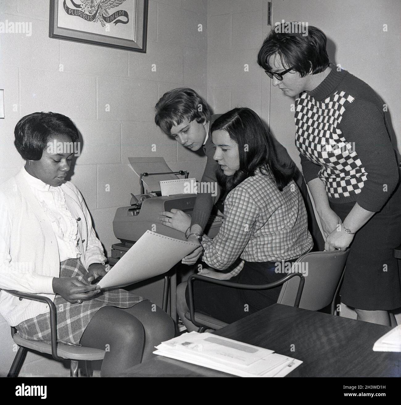 1968, historische, vier College-Mädchen in einem Zimmer, wobei ein Mädchen mit Blick auf einen Computerausdruck sitzt und ein anderes mit einem IBM-Textverarbeitungsprogramm am Schreibtisch sitzt, Virginia, USA. Stockfoto