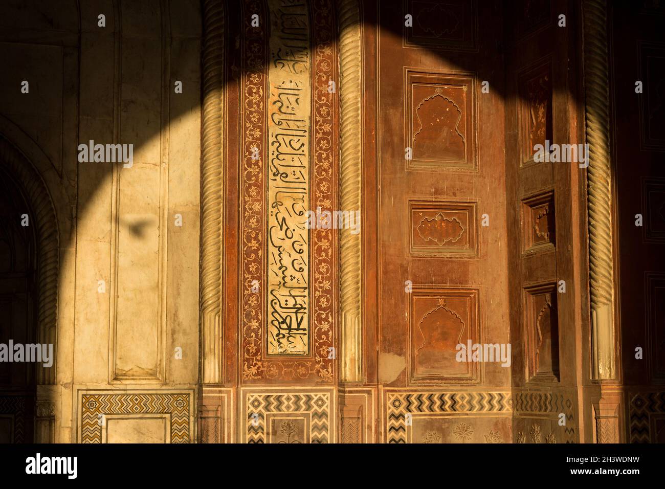 Das Innere der Moschee im Taj Mahal wird von der aufgehenden Sonne beleuchtet - detailreiche Dekoration Stockfoto