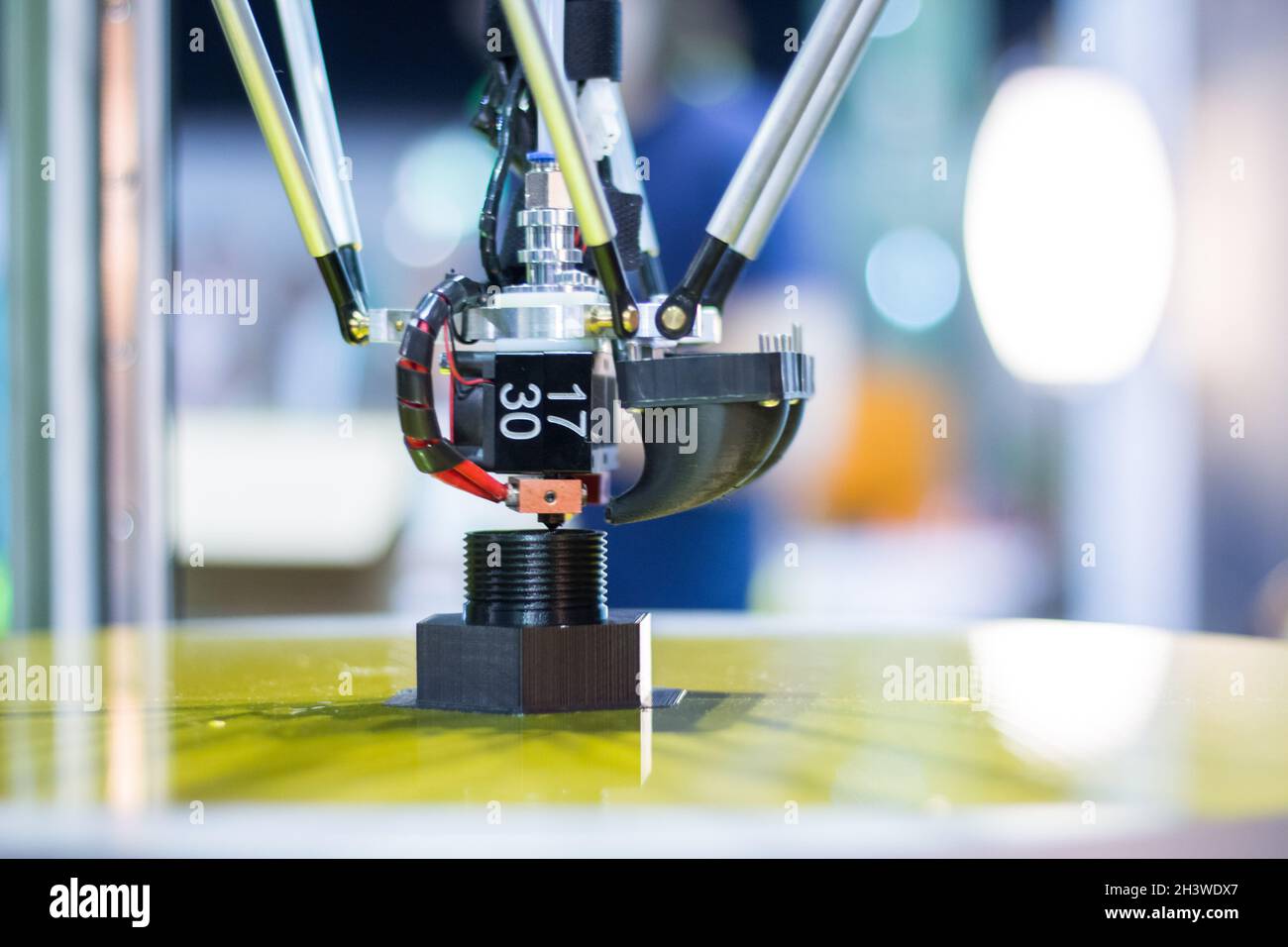 Der automatische dreidimensionale 3d-Drucker führt die Produkterstellung durch. 3d-Druck und automatische Robotertechnologie, Nahaufnahme Stockfoto