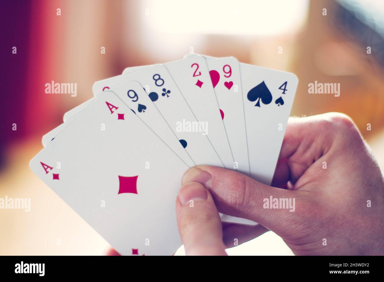 Spielkarten: Poker-Karten in der Hand eines jungen Mannes Stockfoto