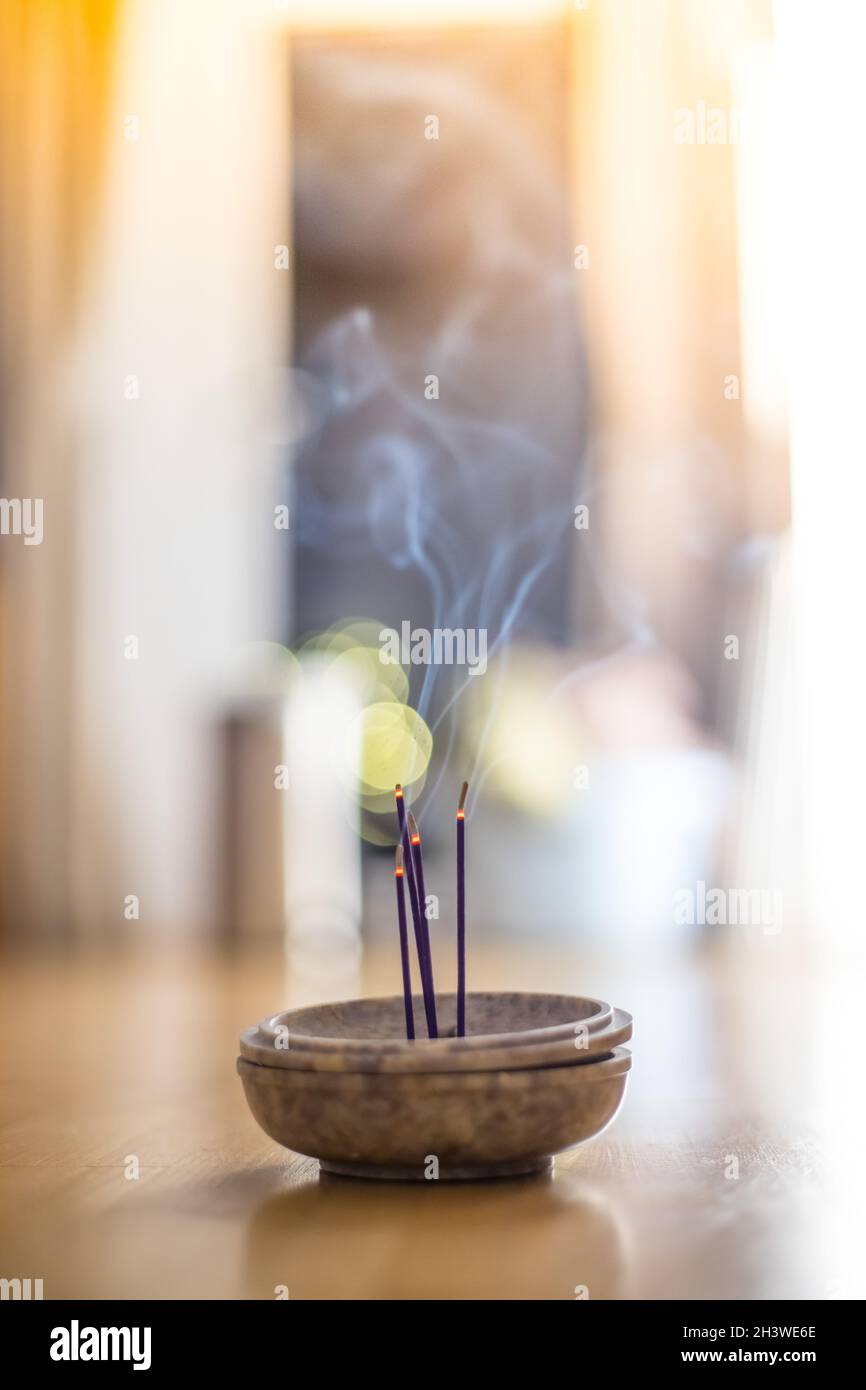 Rauchen und Riechen von Joss Sticks zu Hause, feng Shui; Copy Space Stockfoto