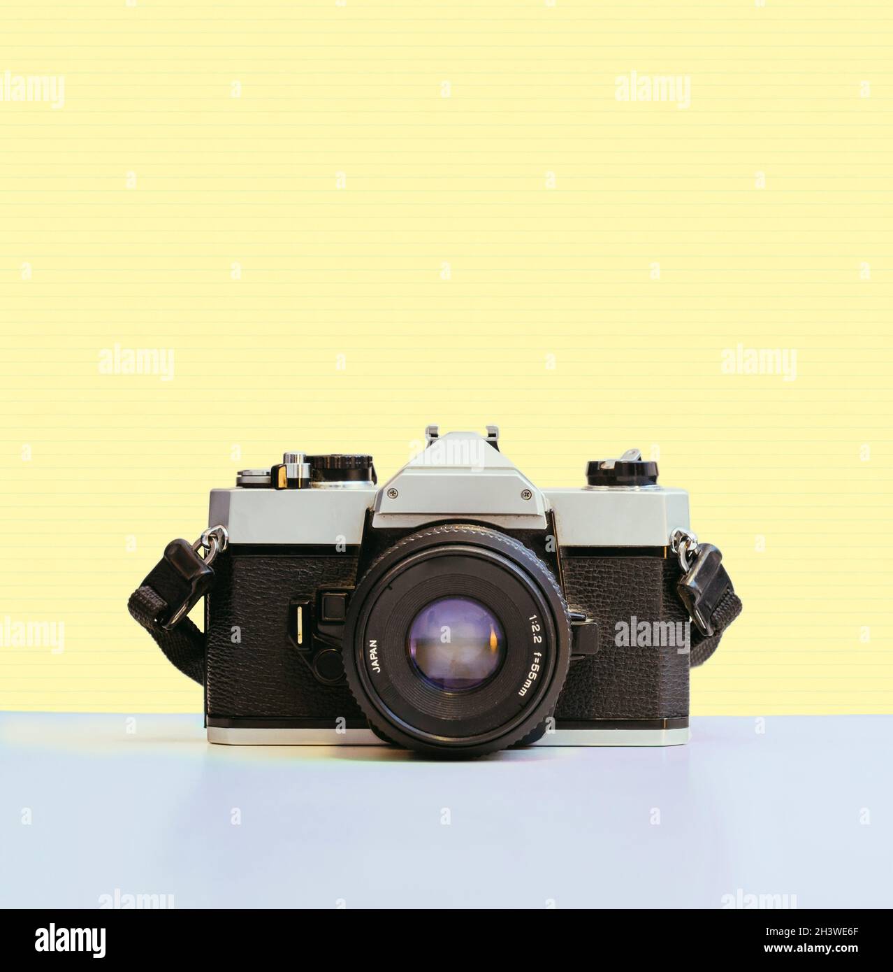 Vintage Fotografie Kamera auf gelbem Hintergrund, retro Stockfoto