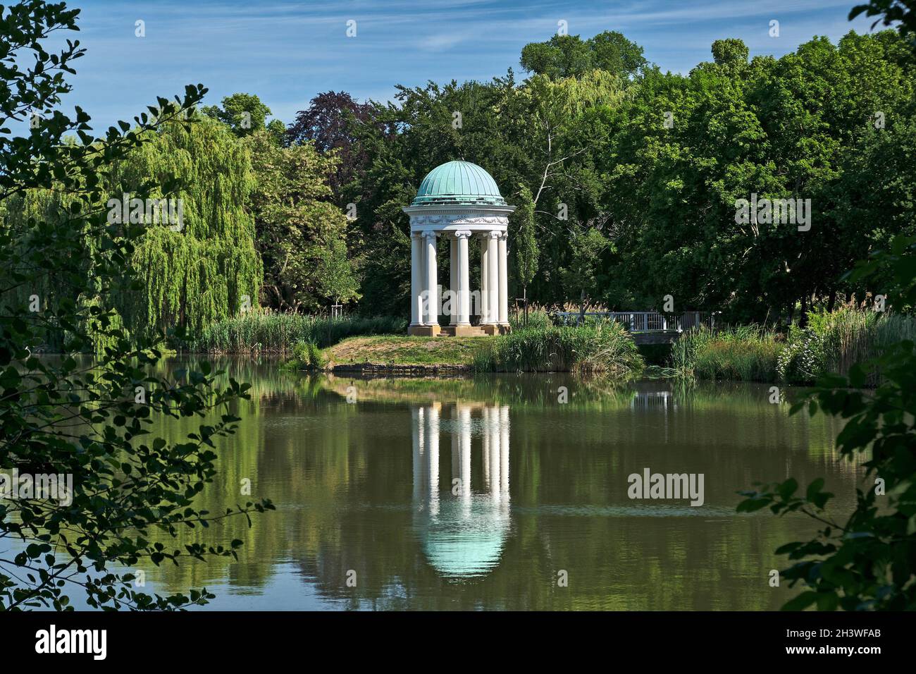 Der Musentempel am großen Parkteich im AGRA-Park Markkleeberg bei Leipzig. Stockfoto