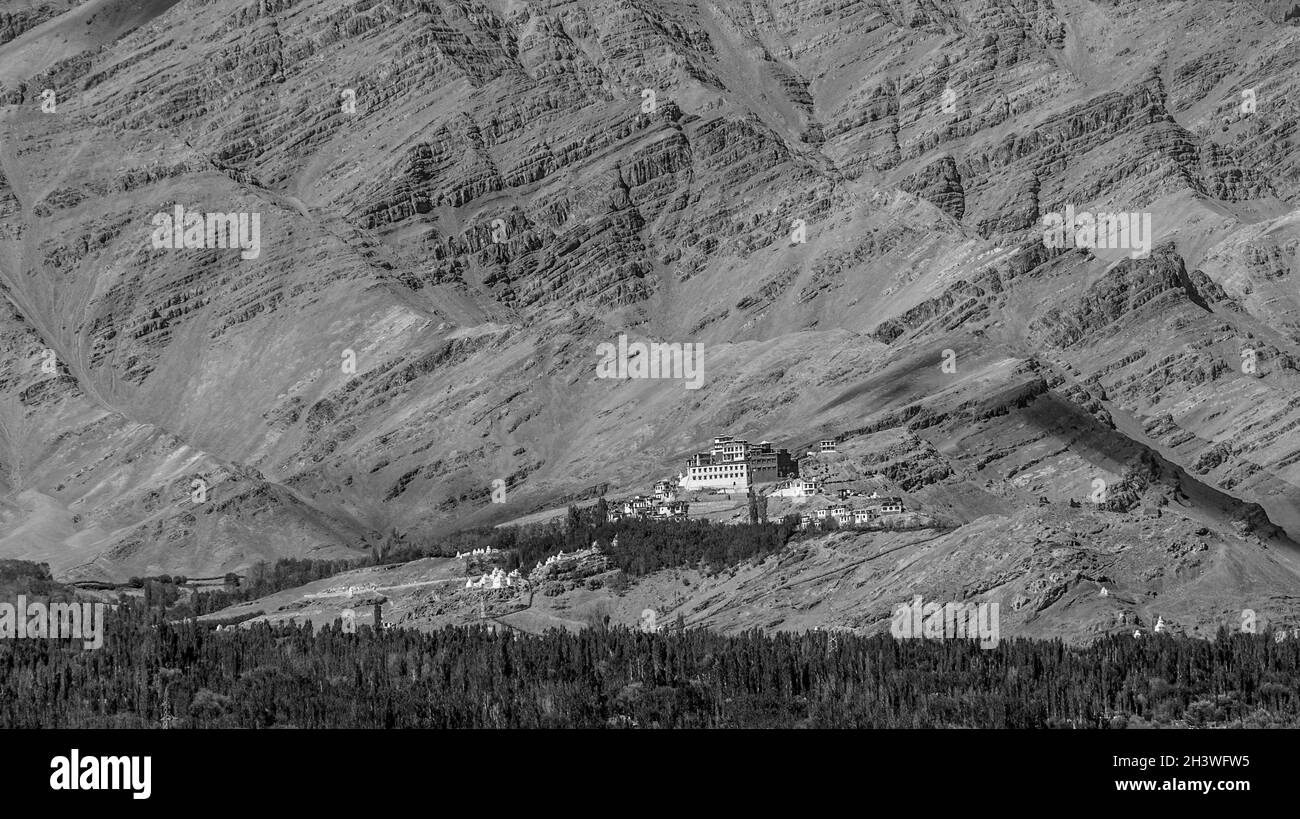 Das Kloster Matho und die Felsschichten der Zanskar Mountains in BW Stockfoto