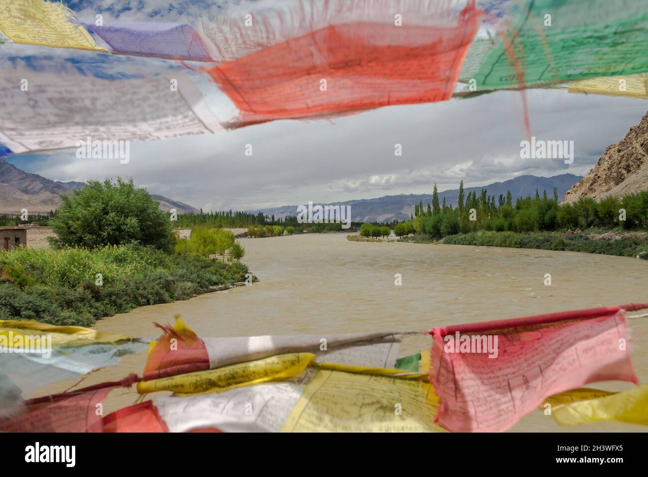 Indus River von einer Brücke in Central Ladakh gesehen Stockfoto