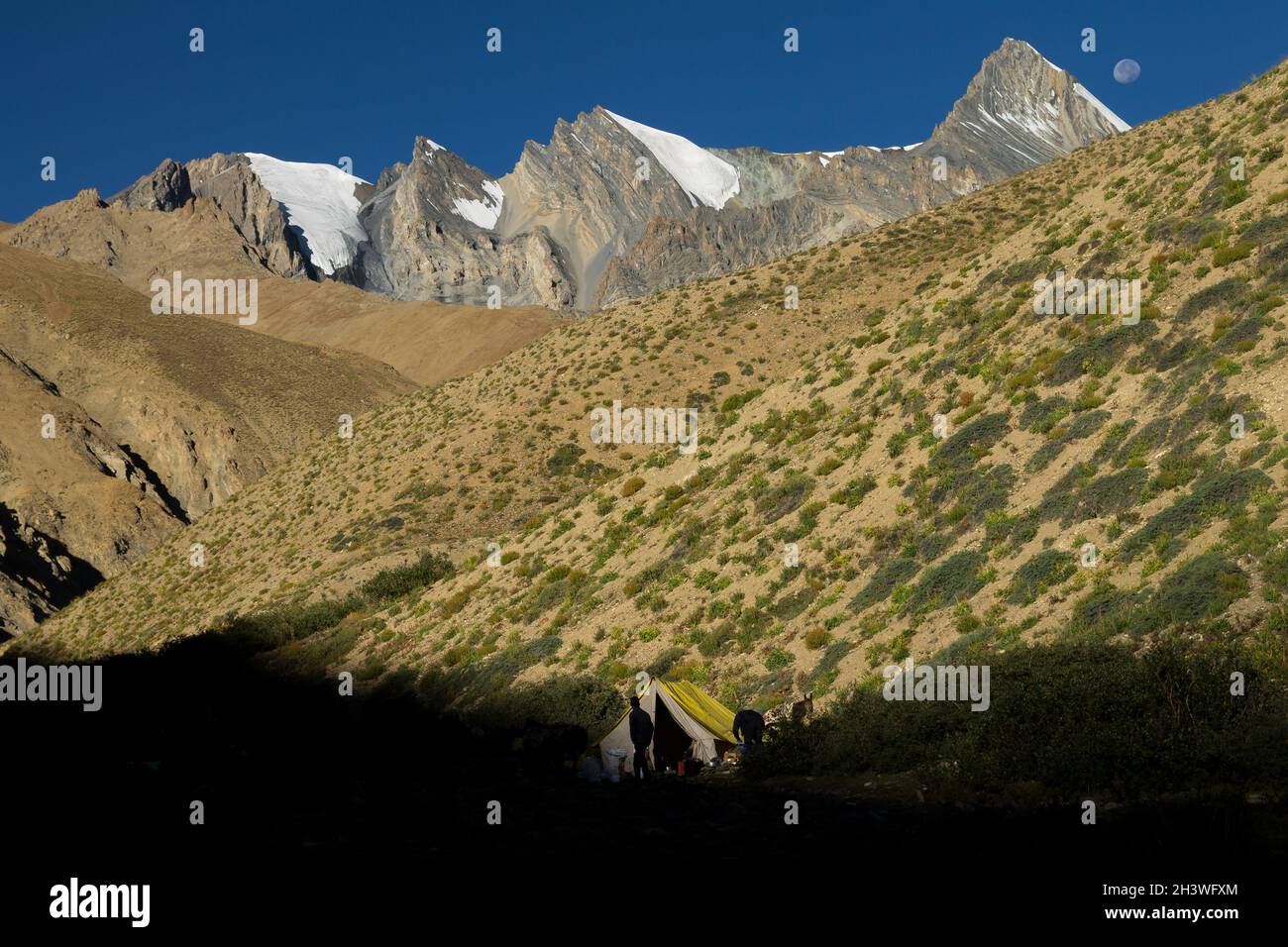 Monduntersetzung über einem Trekker-Camp im oberen Kong Togpo Valley in Ladakh Stockfoto