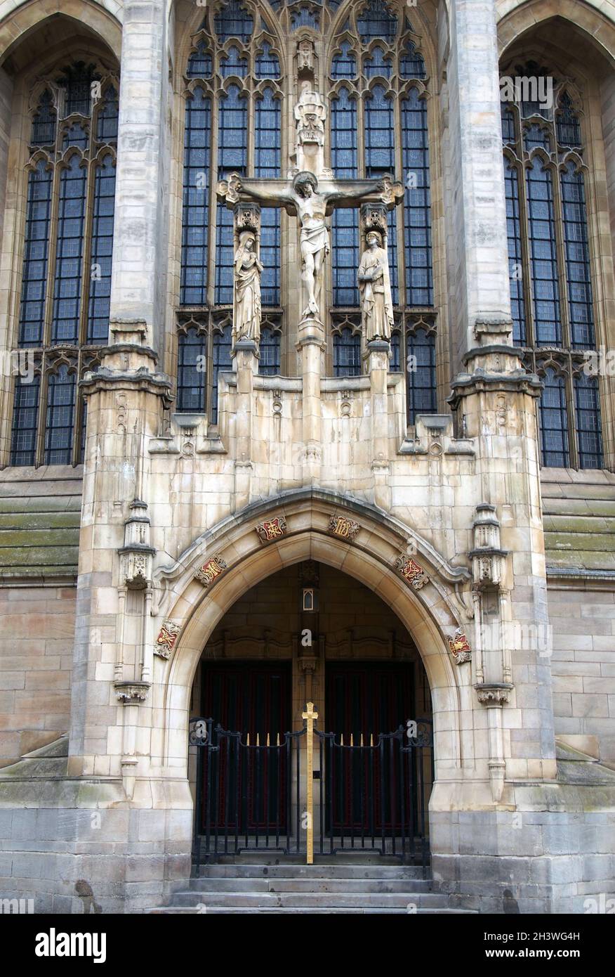 Nahaufnahme des Straßeneingangs zur kathedrale saint annes in leeds, West yorkshire Stockfoto