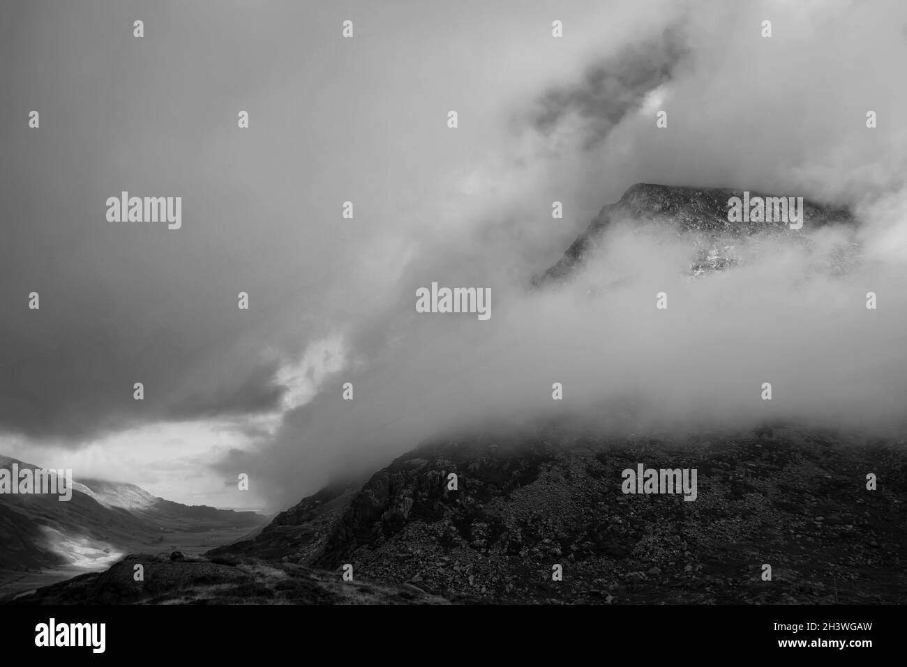 Schwarz-weiß Epische Berglandschaft Bild von Pen Yr Ole Wen im Snowdonia Nationalpark mit niedriger Wolke auf dem Gipfel und dramatische Aussicht Stockfoto