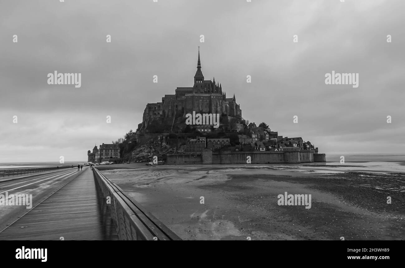 Schwarz-Weiß-Bild eines historischen Klosters auf einem Berg gebaut Stockfoto