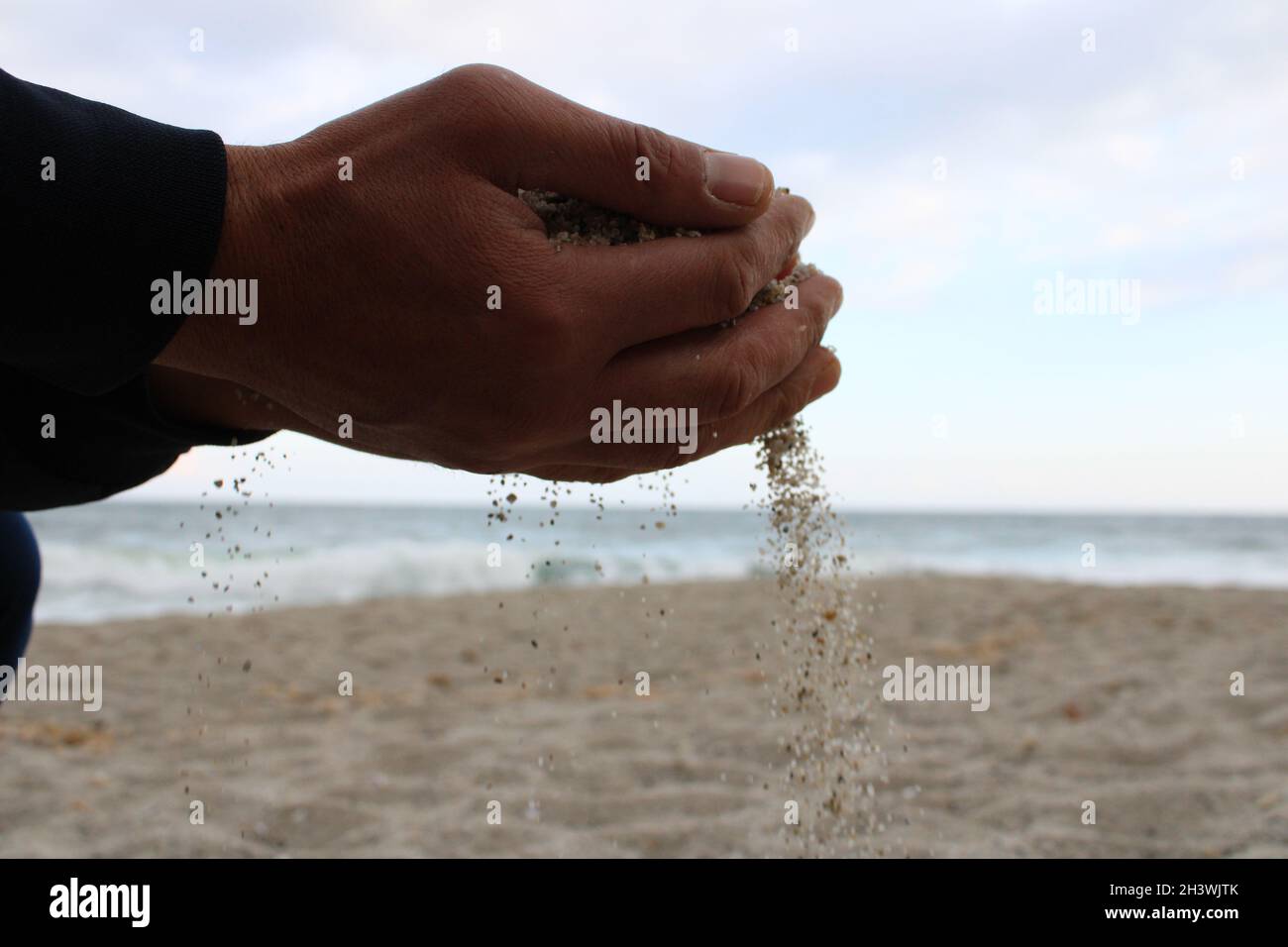 Egal, wie hart man drückt, der Sand fließt, während die Schnauze fließt Stockfoto