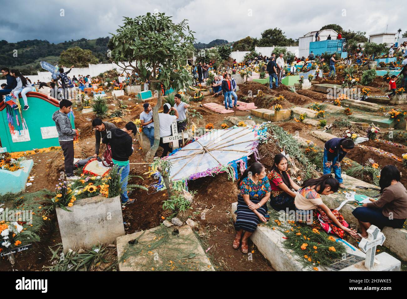 Gigantisches Drachenfest auf einem Friedhof - berühmter, traditioneller Tag der Totenfeier in Santiago, Guatemala. Stockfoto