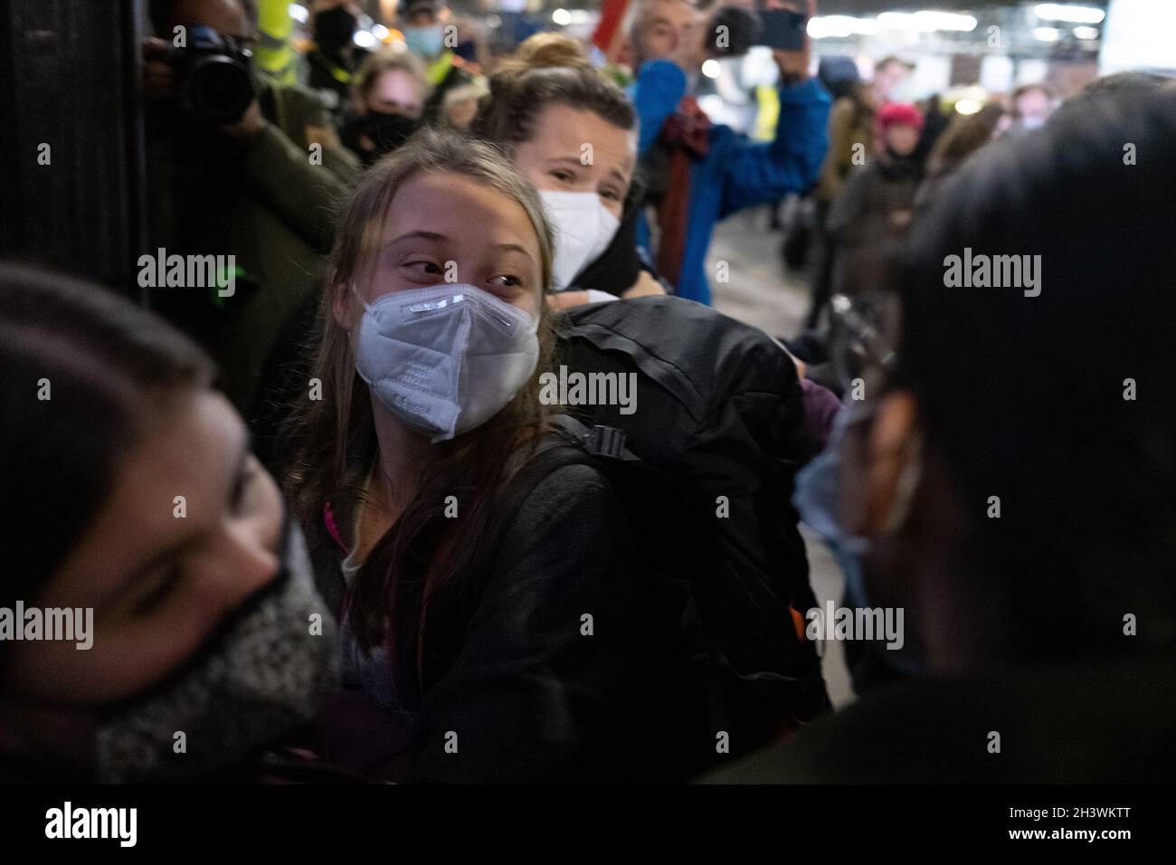 Glasgow, Großbritannien. Die schwedische Klimaaktivistin Greta Thunberg kommt in der Stadt an und wird von Presse und Fans im Vorfeld der 26. UN-Klimakonferenz, bekannt als COP26, am 30. Oktober 2021 in Glasgow, Großbritannien, geächtet. Foto: Jeremy Sutton-Hibbert/Alamy Live News. Stockfoto