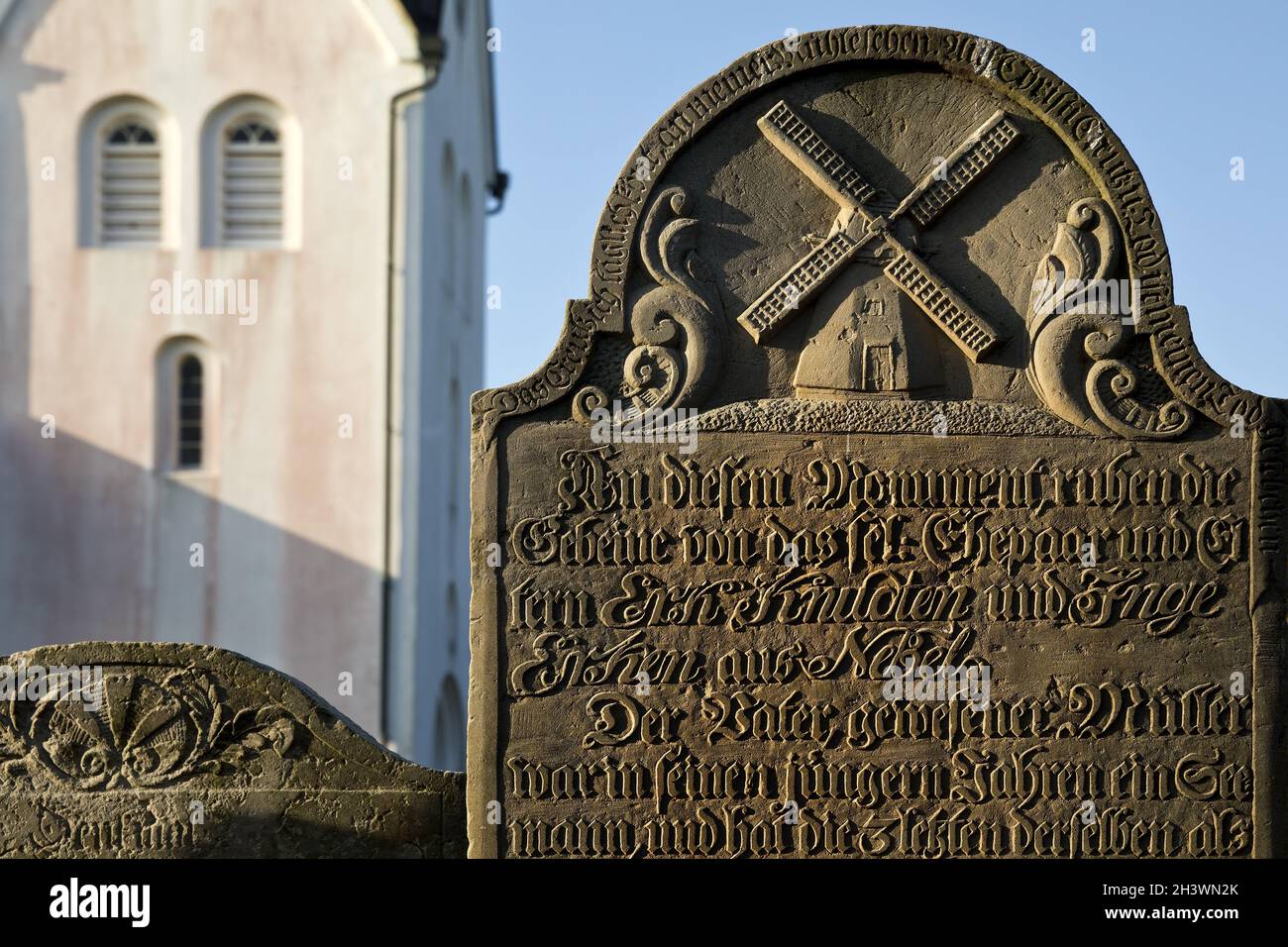 Sprechender Grabstein des Müllers Erk Knudten vor der St. Clemens Kirche, Amrum, Deutschland Stockfoto