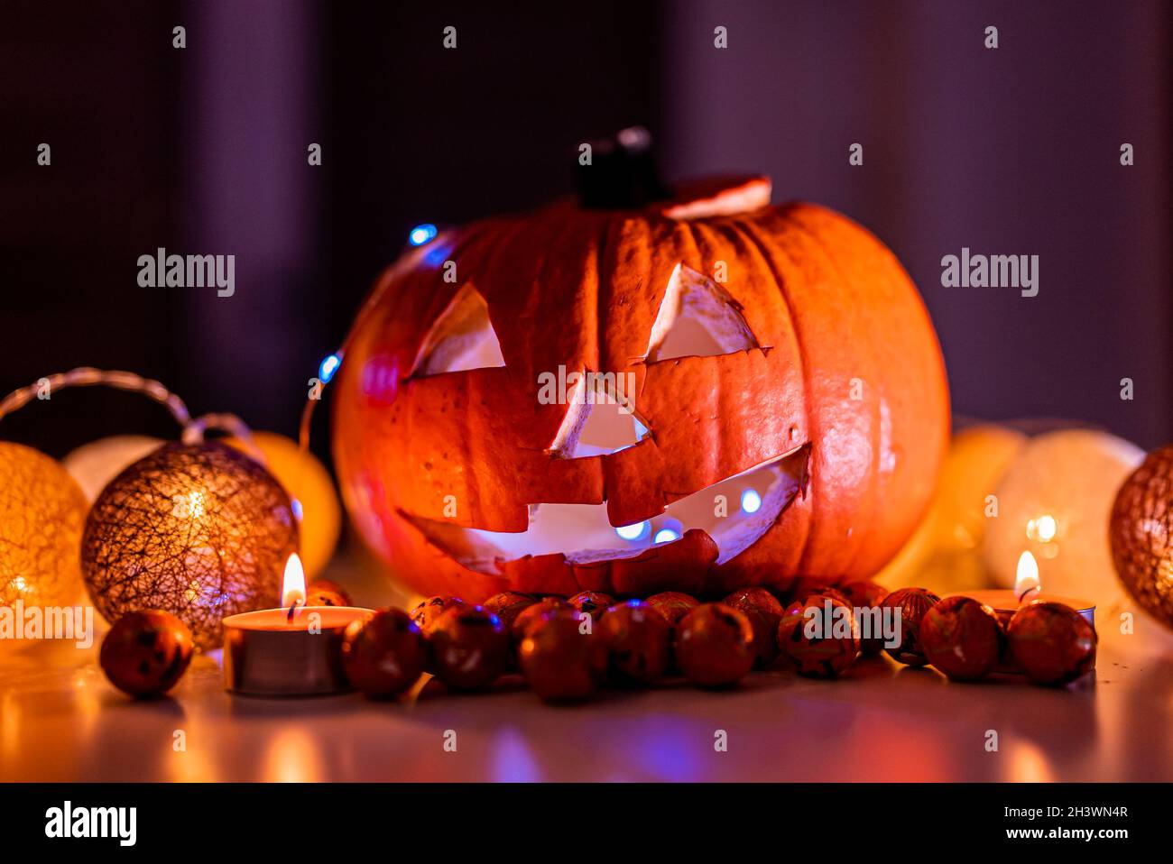 Gruselig lächelnder halloween Kürbis im brennenden Feuer Kerzen Flammen. Stockfoto