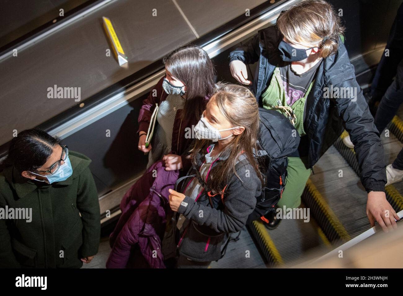 Glasgow, Schottland, Großbritannien. Oktober 2021. IM BILD: Die Klimaaktivistin Greta Thunbrug sah, wie sie inmitten eines Medienrausches mit Polizisten und Sicherheitspersonal der Polizei in Schottland in der Glasgow Central Station eintraf. Vor dem Sender brach ein Mediengedränge aus, in dem eine Menge von Pressefotografen, Journalisten, Nachrichtencrews und Mitgliedern der Öffentlichkeit nach einem Blick suchte. Quelle: Colin Fisher/Alamy Live News Stockfoto