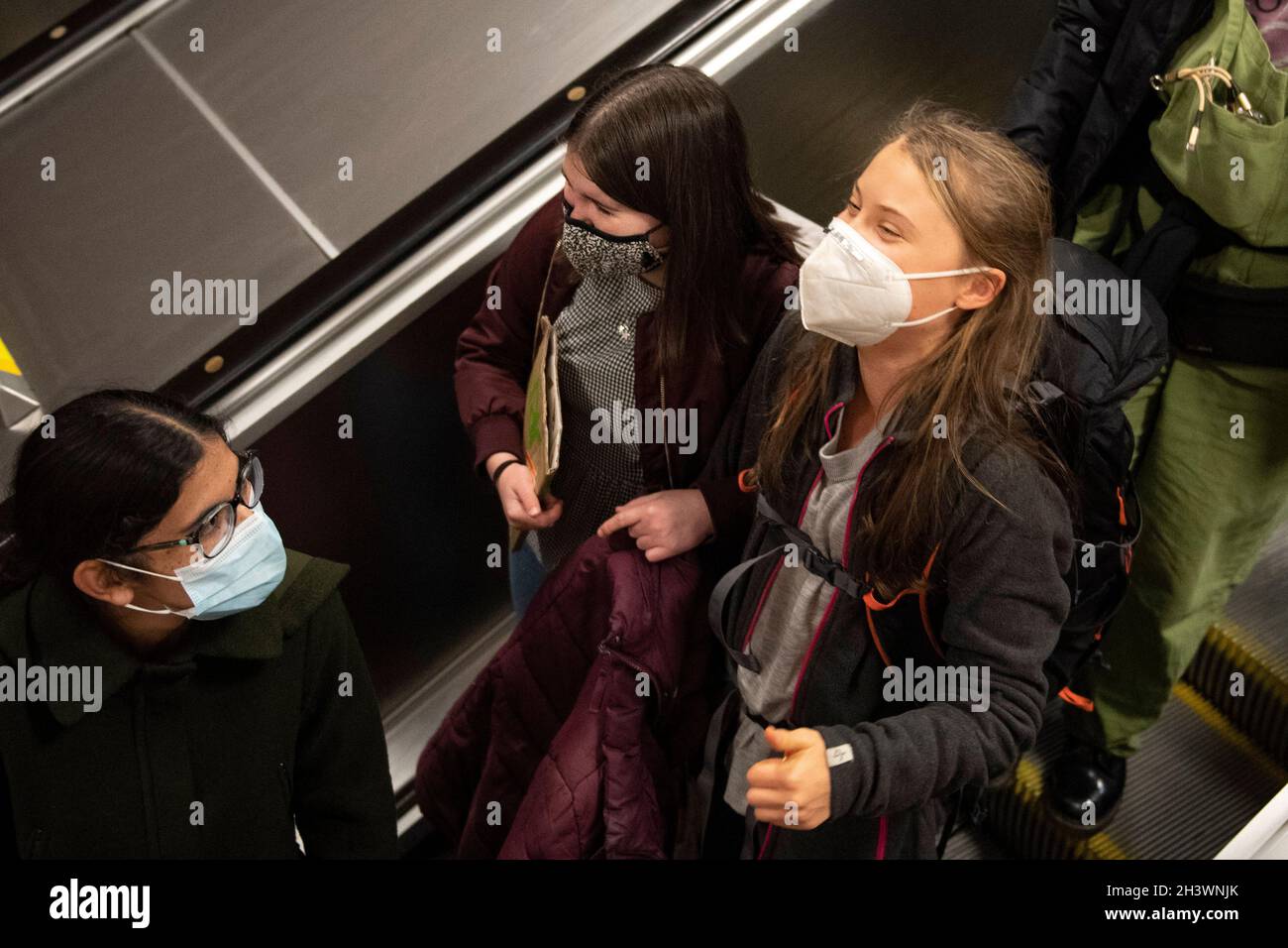 Glasgow, Schottland, Großbritannien. Oktober 2021. IM BILD: Die Klimaaktivistin Greta Thunbrug sah, wie sie inmitten eines Medienrausches mit Polizisten und Sicherheitspersonal der Polizei in Schottland in der Glasgow Central Station eintraf. Vor dem Sender brach ein Mediengedränge aus, in dem eine Menge von Pressefotografen, Journalisten, Nachrichtencrews und Mitgliedern der Öffentlichkeit nach einem Blick suchte. Quelle: Colin Fisher/Alamy Live News Stockfoto