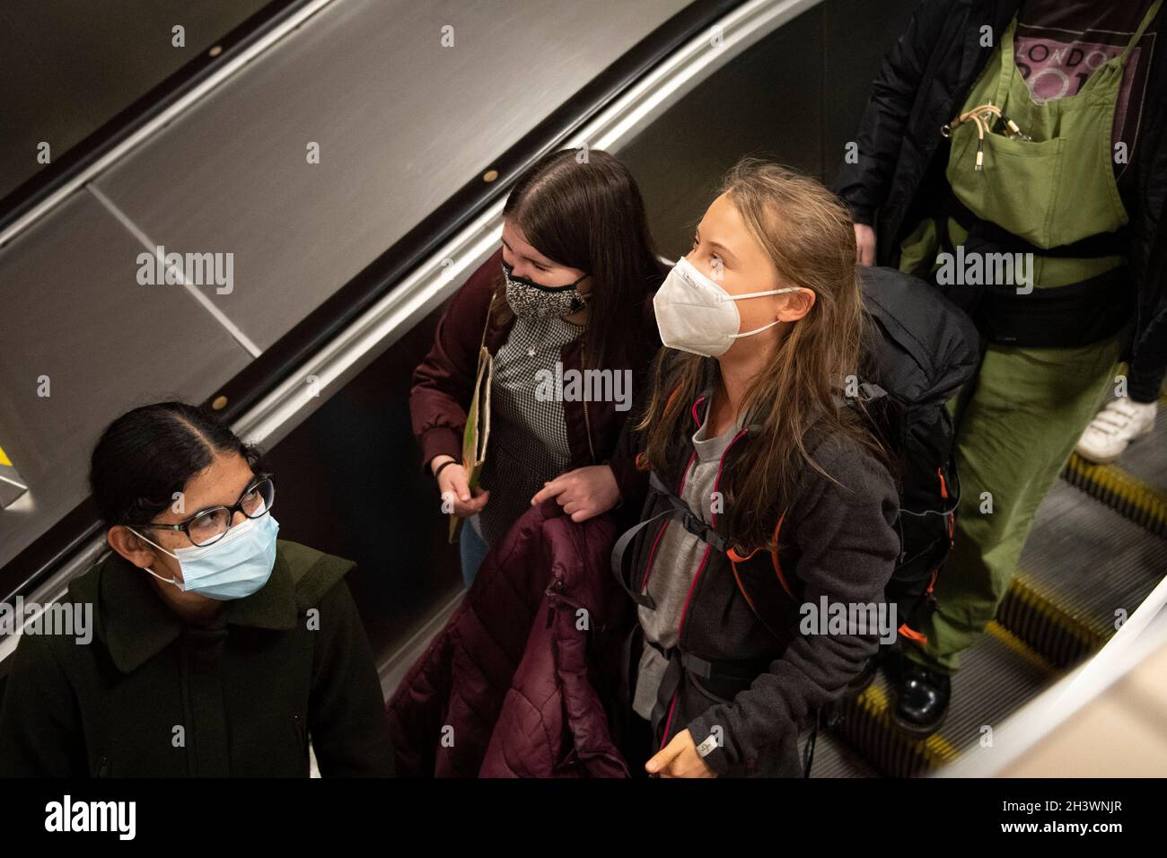 Glasgow, Schottland, Großbritannien. Oktober 2021. IM BILD: Die Klimaaktivistin Greta Thunbrug sah, wie sie inmitten eines Medienrausches mit Polizisten und Sicherheitspersonal der Polizei in Schottland in der Glasgow Central Station eintraf. Vor dem Sender brach ein Mediengedränge aus, in dem eine Menge von Pressefotografen, Journalisten, Nachrichtencrews und Mitgliedern der Öffentlichkeit nach einem Blick suchte. Quelle: Colin Fisher/Alamy Live News Stockfoto