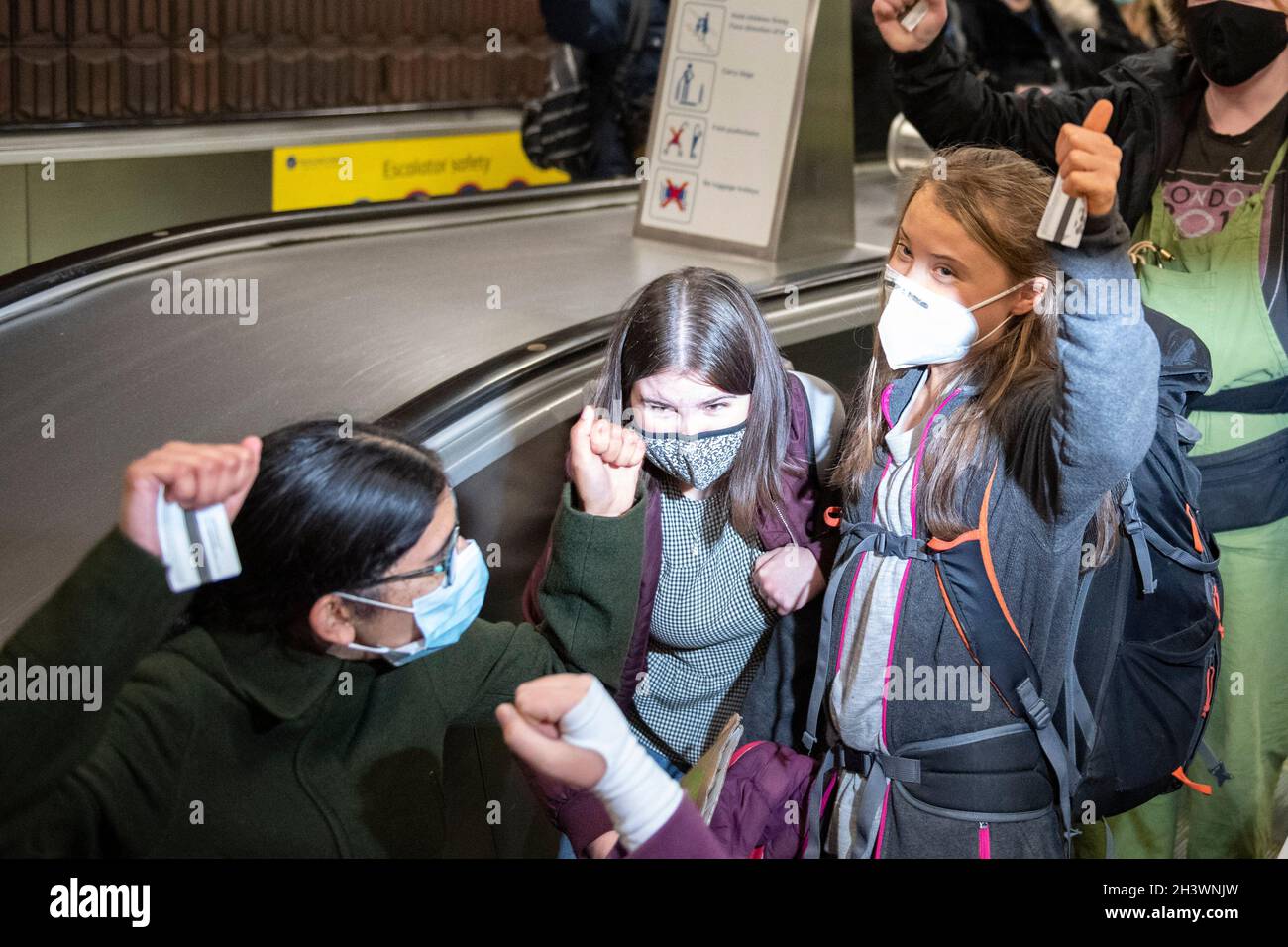 Glasgow, Schottland, Großbritannien. Oktober 2021. IM BILD: Die Klimaaktivistin Greta Thunbrug sah, wie sie inmitten eines Medienrausches mit Polizisten und Sicherheitspersonal der Polizei in Schottland in der Glasgow Central Station eintraf. Vor dem Sender brach ein Mediengedränge aus, in dem eine Menge von Pressefotografen, Journalisten, Nachrichtencrews und Mitgliedern der Öffentlichkeit nach einem Blick suchte. Quelle: Colin Fisher/Alamy Live News Stockfoto