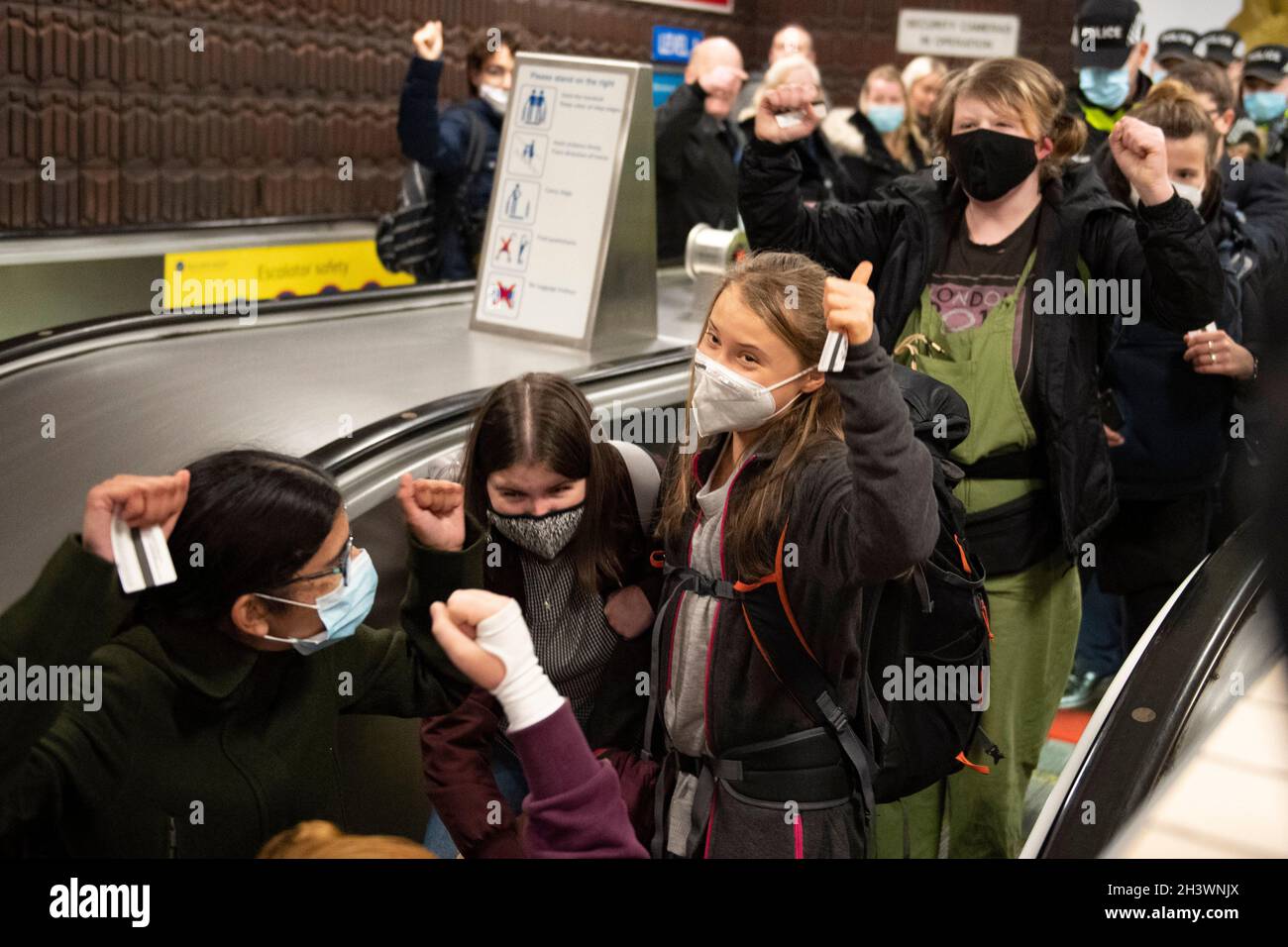 Glasgow, Schottland, Großbritannien. Oktober 2021. IM BILD: Die Klimaaktivistin Greta Thunbrug sah, wie sie inmitten eines Medienrausches mit Polizisten und Sicherheitspersonal der Polizei in Schottland in der Glasgow Central Station eintraf. Vor dem Sender brach ein Mediengedränge aus, in dem eine Menge von Pressefotografen, Journalisten, Nachrichtencrews und Mitgliedern der Öffentlichkeit nach einem Blick suchte. Quelle: Colin Fisher/Alamy Live News Stockfoto