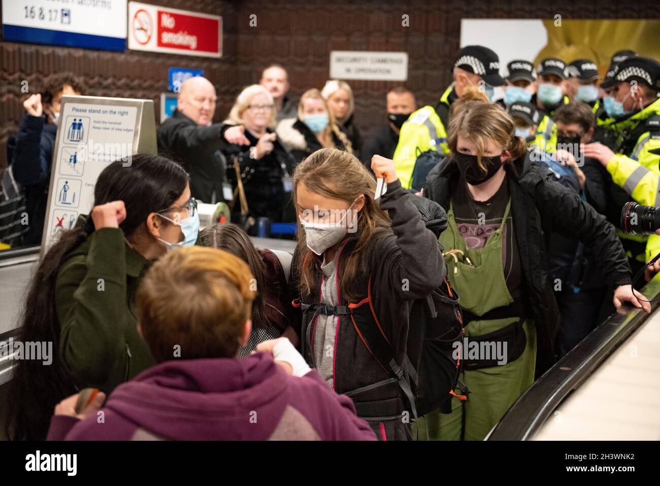 Glasgow, Schottland, Großbritannien. Oktober 2021. IM BILD: Die Klimaaktivistin Greta Thunbrug sah, wie sie inmitten eines Medienrausches mit Polizisten und Sicherheitspersonal der Polizei in Schottland in der Glasgow Central Station eintraf. Vor dem Sender brach ein Mediengedränge aus, in dem eine Menge von Pressefotografen, Journalisten, Nachrichtencrews und Mitgliedern der Öffentlichkeit nach einem Blick suchte. Quelle: Colin Fisher/Alamy Live News Stockfoto