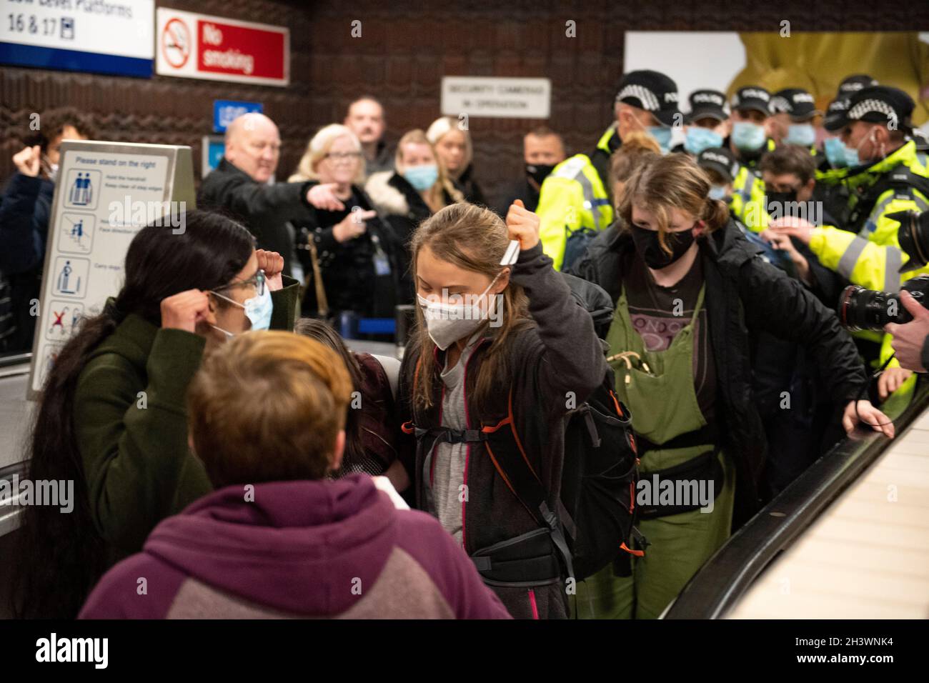 Glasgow, Schottland, Großbritannien. Oktober 2021. IM BILD: Die Klimaaktivistin Greta Thunbrug sah, wie sie inmitten eines Medienrausches mit Polizisten und Sicherheitspersonal der Polizei in Schottland in der Glasgow Central Station eintraf. Vor dem Sender brach ein Mediengedränge aus, in dem eine Menge von Pressefotografen, Journalisten, Nachrichtencrews und Mitgliedern der Öffentlichkeit nach einem Blick suchte. Quelle: Colin Fisher/Alamy Live News Stockfoto