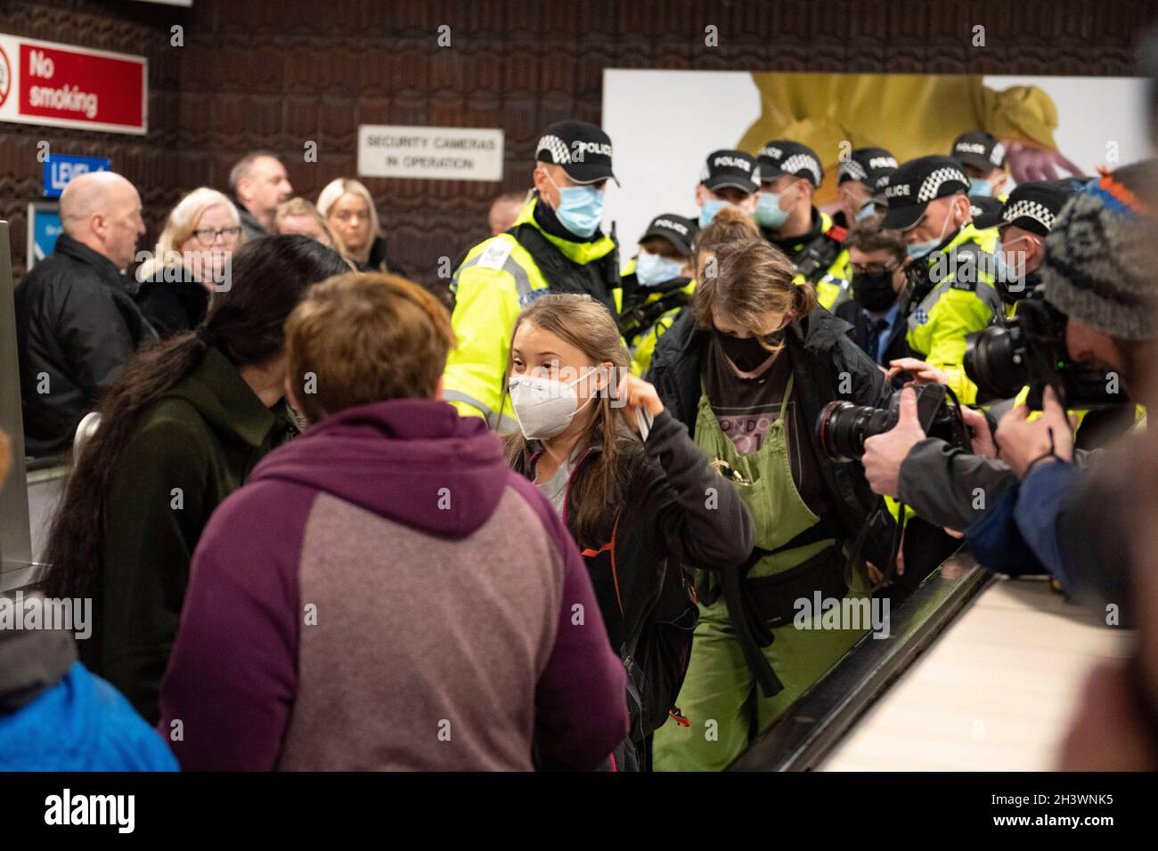 Glasgow, Schottland, Großbritannien. Oktober 2021. IM BILD: Die Klimaaktivistin Greta Thunbrug sah, wie sie inmitten eines Medienrausches mit Polizisten und Sicherheitspersonal der Polizei in Schottland in der Glasgow Central Station eintraf. Vor dem Sender brach ein Mediengedränge aus, in dem eine Menge von Pressefotografen, Journalisten, Nachrichtencrews und Mitgliedern der Öffentlichkeit nach einem Blick suchte. Quelle: Colin Fisher/Alamy Live News Stockfoto