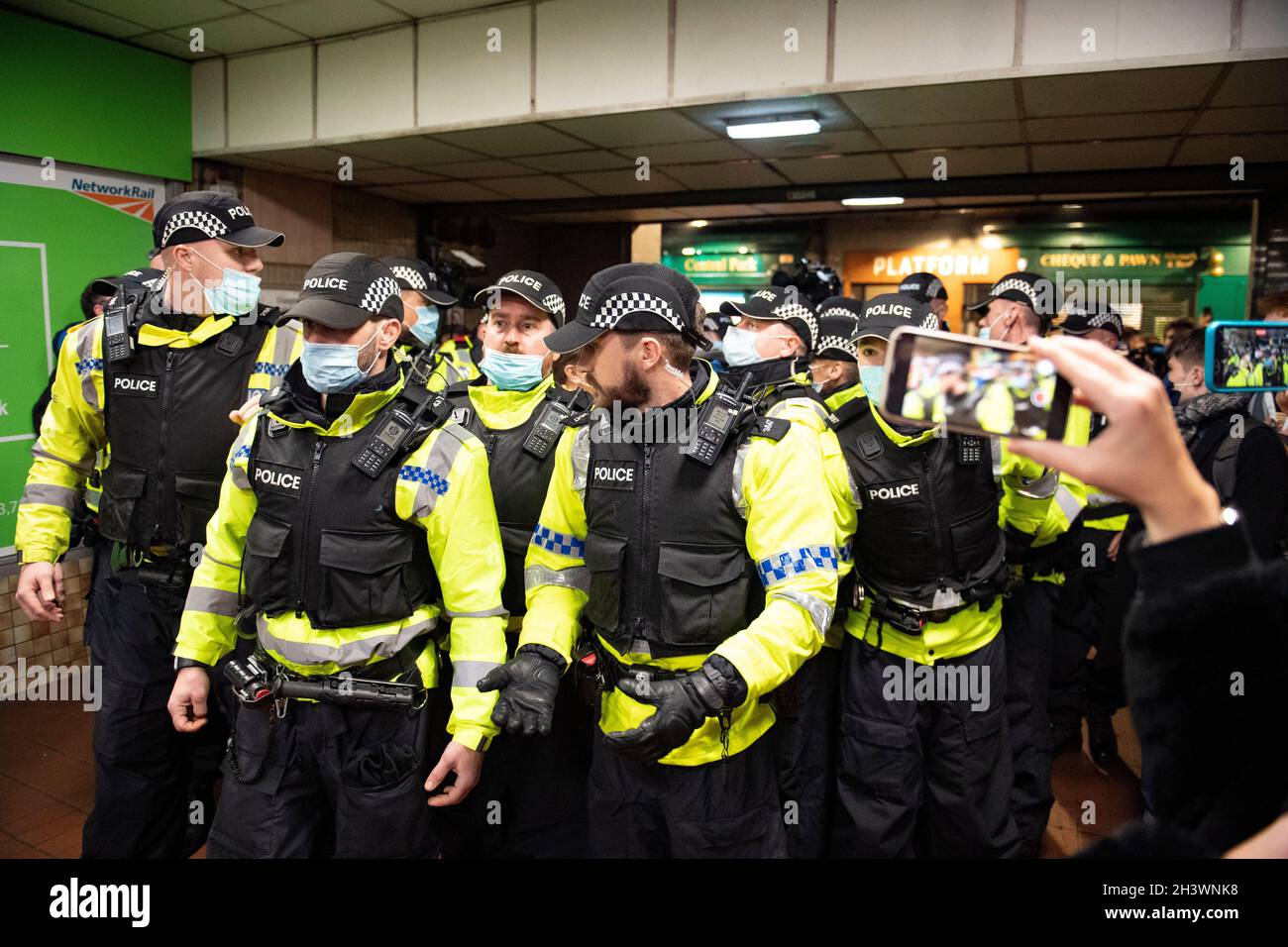 Glasgow, Schottland, Großbritannien. Oktober 2021. IM BILD: Die Klimaaktivistin Greta Thunbrug sah, wie sie inmitten eines Medienrausches mit Polizisten und Sicherheitspersonal der Polizei in Schottland in der Glasgow Central Station eintraf. Vor dem Sender brach ein Mediengedränge aus, in dem eine Menge von Pressefotografen, Journalisten, Nachrichtencrews und Mitgliedern der Öffentlichkeit nach einem Blick suchte. Quelle: Colin Fisher/Alamy Live News Stockfoto