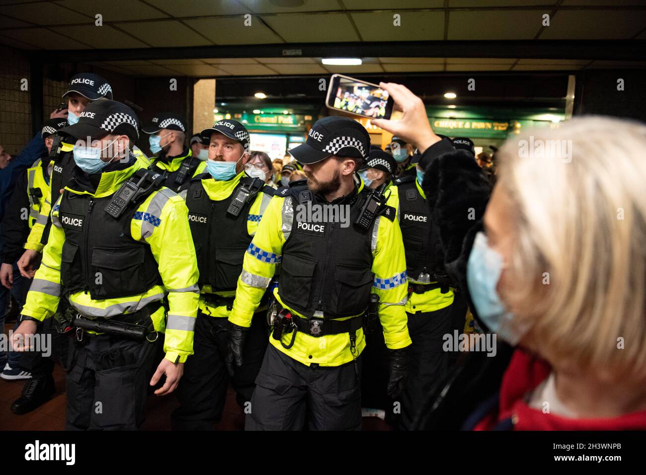 Glasgow, Schottland, Großbritannien. Oktober 2021. IM BILD: Die Klimaaktivistin Greta Thunbrug sah, wie sie inmitten eines Medienrausches mit Polizisten und Sicherheitspersonal der Polizei in Schottland in der Glasgow Central Station eintraf. Vor dem Sender brach ein Mediengedränge aus, in dem eine Menge von Pressefotografen, Journalisten, Nachrichtencrews und Mitgliedern der Öffentlichkeit nach einem Blick suchte. Quelle: Colin Fisher/Alamy Live News Stockfoto