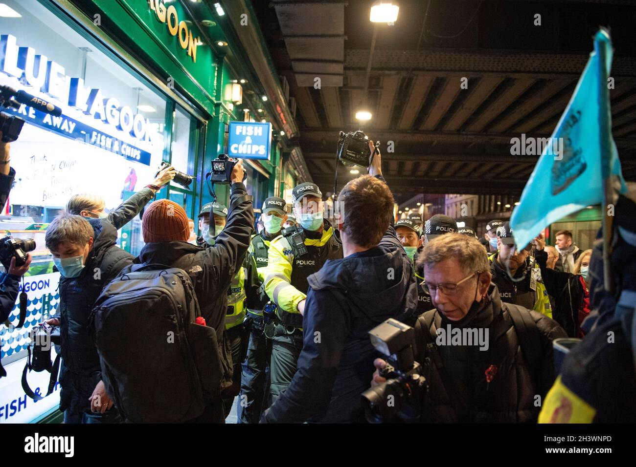 Glasgow, Schottland, Großbritannien. Oktober 2021. IM BILD: Die Klimaaktivistin Greta Thunbrug sah, wie sie inmitten eines Medienrausches mit Polizisten und Sicherheitspersonal der Polizei in Schottland in der Glasgow Central Station eintraf. Vor dem Sender brach ein Mediengedränge aus, in dem eine Menge von Pressefotografen, Journalisten, Nachrichtencrews und Mitgliedern der Öffentlichkeit nach einem Blick suchte. Quelle: Colin Fisher/Alamy Live News Stockfoto