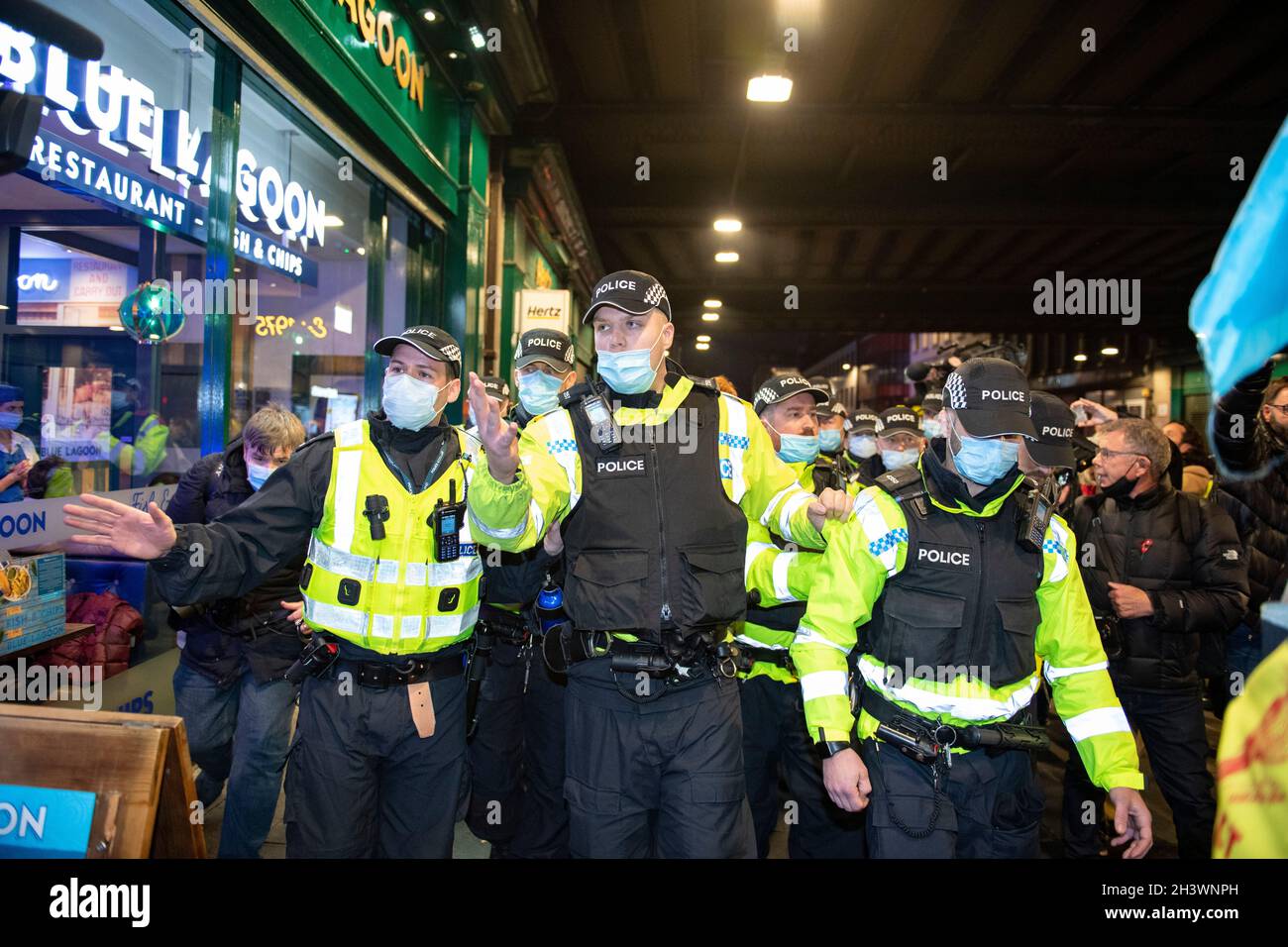 Glasgow, Schottland, Großbritannien. Oktober 2021. IM BILD: Die Klimaaktivistin Greta Thunbrug sah, wie sie inmitten eines Medienrausches mit Polizisten und Sicherheitspersonal der Polizei in Schottland in der Glasgow Central Station eintraf. Vor dem Sender brach ein Mediengedränge aus, in dem eine Menge von Pressefotografen, Journalisten, Nachrichtencrews und Mitgliedern der Öffentlichkeit nach einem Blick suchte. Quelle: Colin Fisher/Alamy Live News Stockfoto