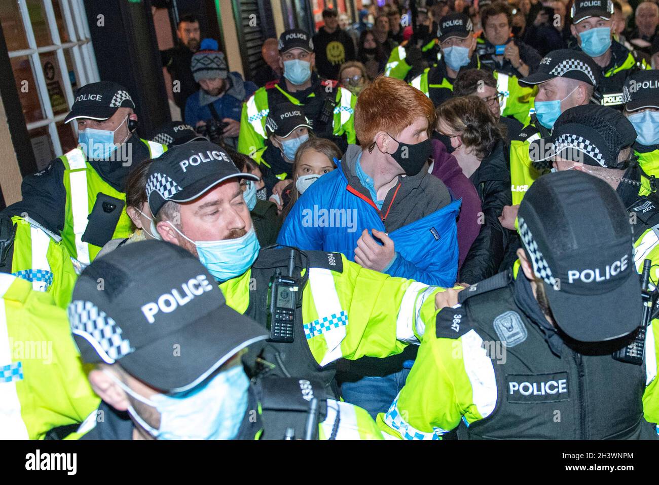 Glasgow, Schottland, Großbritannien. Oktober 2021. IM BILD: Die Klimaaktivistin Greta Thunbrug sah, wie sie inmitten eines Medienrausches mit Polizisten und Sicherheitspersonal der Polizei in Schottland in der Glasgow Central Station eintraf. Vor dem Sender brach ein Mediengedränge aus, in dem eine Menge von Pressefotografen, Journalisten, Nachrichtencrews und Mitgliedern der Öffentlichkeit nach einem Blick suchte. Quelle: Colin Fisher/Alamy Live News Stockfoto
