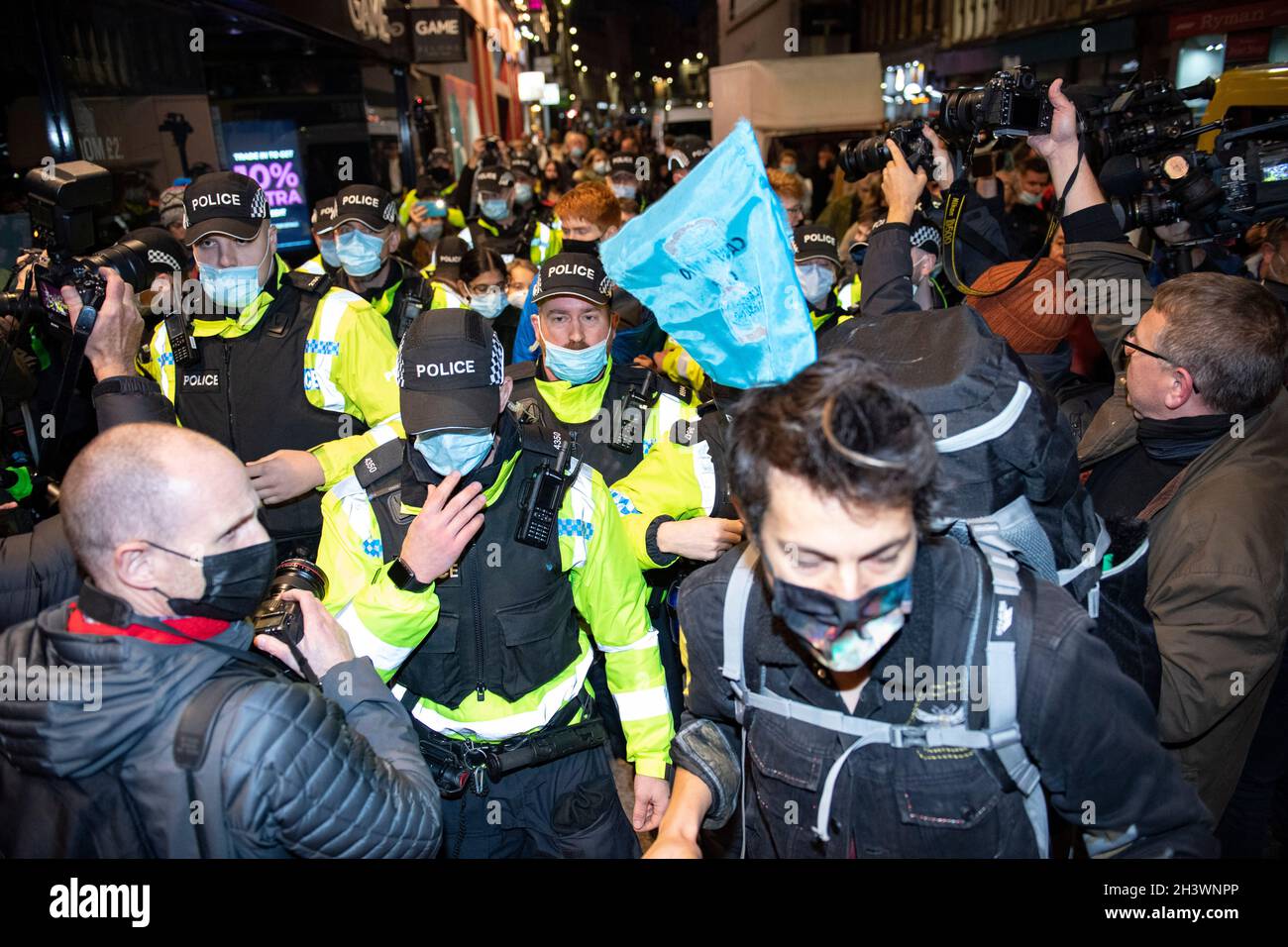 Glasgow, Schottland, Großbritannien. Oktober 2021. IM BILD: Die Klimaaktivistin Greta Thunbrug sah, wie sie inmitten eines Medienrausches mit Polizisten und Sicherheitspersonal der Polizei in Schottland in der Glasgow Central Station eintraf. Vor dem Sender brach ein Mediengedränge aus, in dem eine Menge von Pressefotografen, Journalisten, Nachrichtencrews und Mitgliedern der Öffentlichkeit nach einem Blick suchte. Quelle: Colin Fisher/Alamy Live News Stockfoto