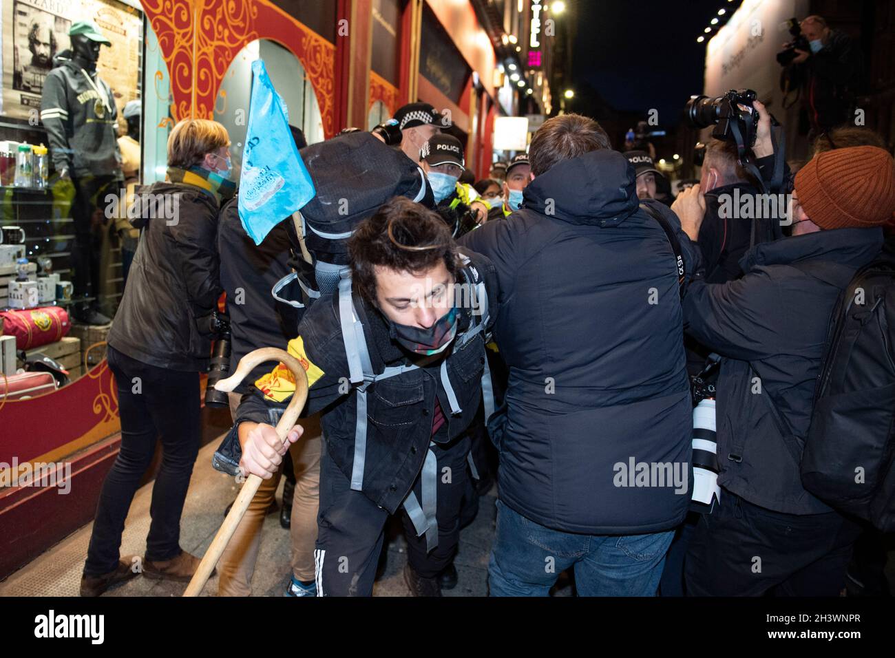Glasgow, Schottland, Großbritannien. Oktober 2021. IM BILD: Die Klimaaktivistin Greta Thunbrug sah, wie sie inmitten eines Medienrausches mit Polizisten und Sicherheitspersonal der Polizei in Schottland in der Glasgow Central Station eintraf. Vor dem Sender brach ein Mediengedränge aus, in dem eine Menge von Pressefotografen, Journalisten, Nachrichtencrews und Mitgliedern der Öffentlichkeit nach einem Blick suchte. Quelle: Colin Fisher/Alamy Live News Stockfoto