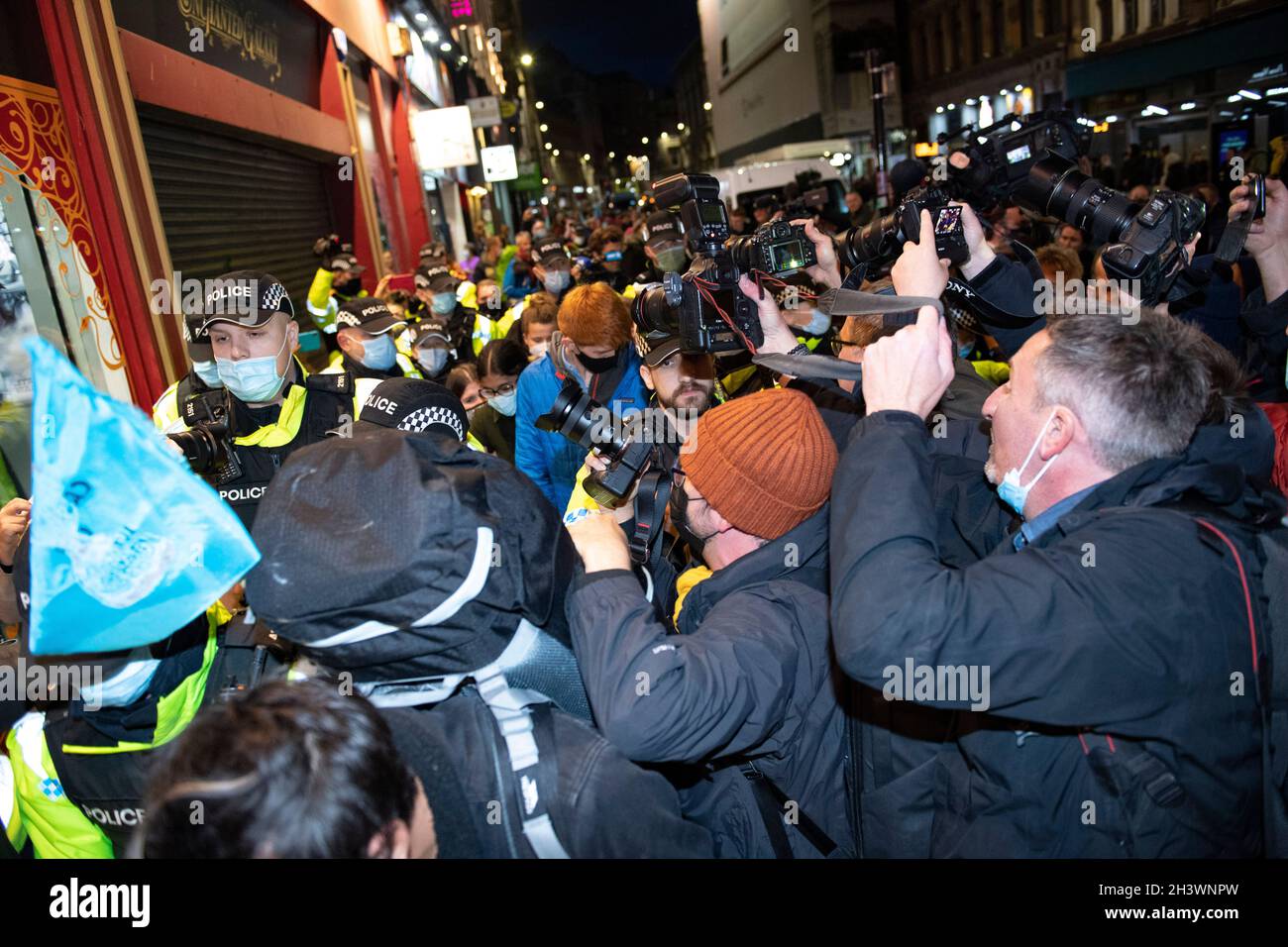 Glasgow, Schottland, Großbritannien. Oktober 2021. IM BILD: Die Klimaaktivistin Greta Thunbrug sah, wie sie inmitten eines Medienrausches mit Polizisten und Sicherheitspersonal der Polizei in Schottland in der Glasgow Central Station eintraf. Vor dem Sender brach ein Mediengedränge aus, in dem eine Menge von Pressefotografen, Journalisten, Nachrichtencrews und Mitgliedern der Öffentlichkeit nach einem Blick suchte. Quelle: Colin Fisher/Alamy Live News Stockfoto