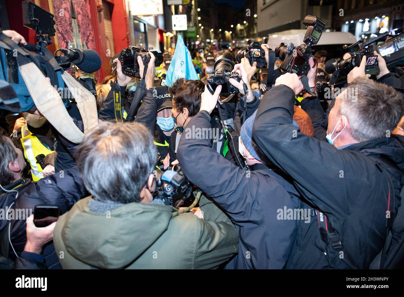 Glasgow, Schottland, Großbritannien. Oktober 2021. IM BILD: Die Klimaaktivistin Greta Thunbrug sah, wie sie inmitten eines Medienrausches mit Polizisten und Sicherheitspersonal der Polizei in Schottland in der Glasgow Central Station eintraf. Vor dem Sender brach ein Mediengedränge aus, in dem eine Menge von Pressefotografen, Journalisten, Nachrichtencrews und Mitgliedern der Öffentlichkeit nach einem Blick suchte. Quelle: Colin Fisher/Alamy Live News Stockfoto