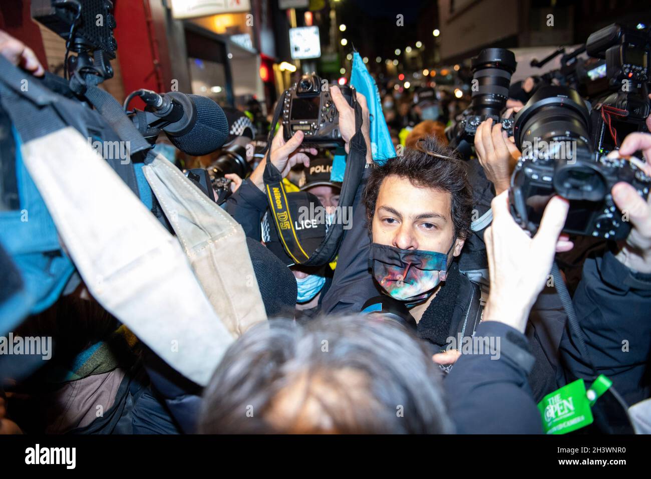 Glasgow, Schottland, Großbritannien. Oktober 2021. IM BILD: Die Klimaaktivistin Greta Thunbrug sah, wie sie inmitten eines Medienrausches mit Polizisten und Sicherheitspersonal der Polizei in Schottland in der Glasgow Central Station eintraf. Vor dem Sender brach ein Mediengedränge aus, in dem eine Menge von Pressefotografen, Journalisten, Nachrichtencrews und Mitgliedern der Öffentlichkeit nach einem Blick suchte. Quelle: Colin Fisher/Alamy Live News Stockfoto