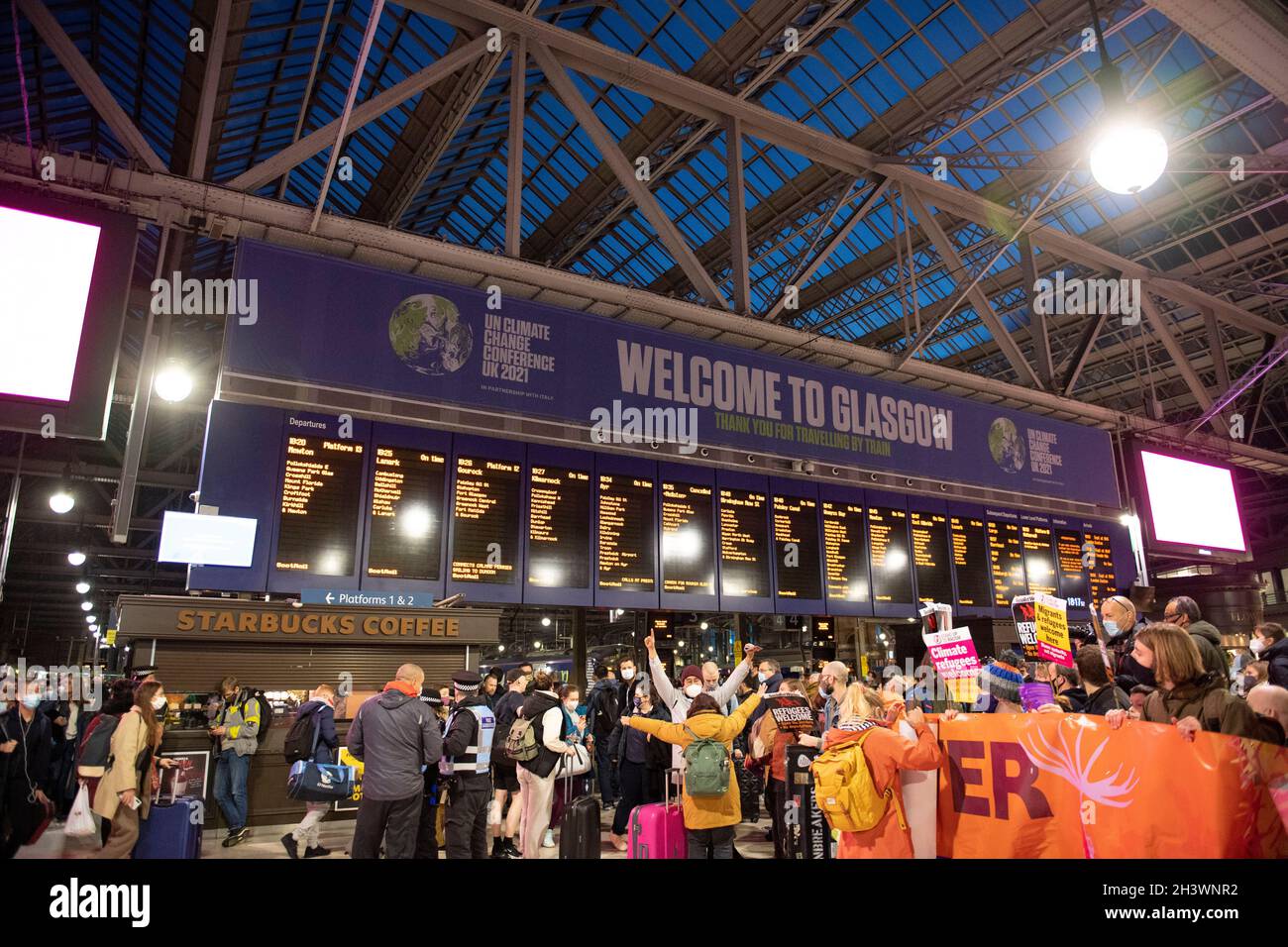 Glasgow, Schottland, Großbritannien. Oktober 2021. IM BILD: Die Klimaaktivistin Greta Thunbrug sah, wie sie inmitten eines Medienrausches mit Polizisten und Sicherheitspersonal der Polizei in Schottland in der Glasgow Central Station eintraf. Vor dem Sender brach ein Mediengedränge aus, in dem eine Menge von Pressefotografen, Journalisten, Nachrichtencrews und Mitgliedern der Öffentlichkeit nach einem Blick suchte. Quelle: Colin Fisher/Alamy Live News Stockfoto