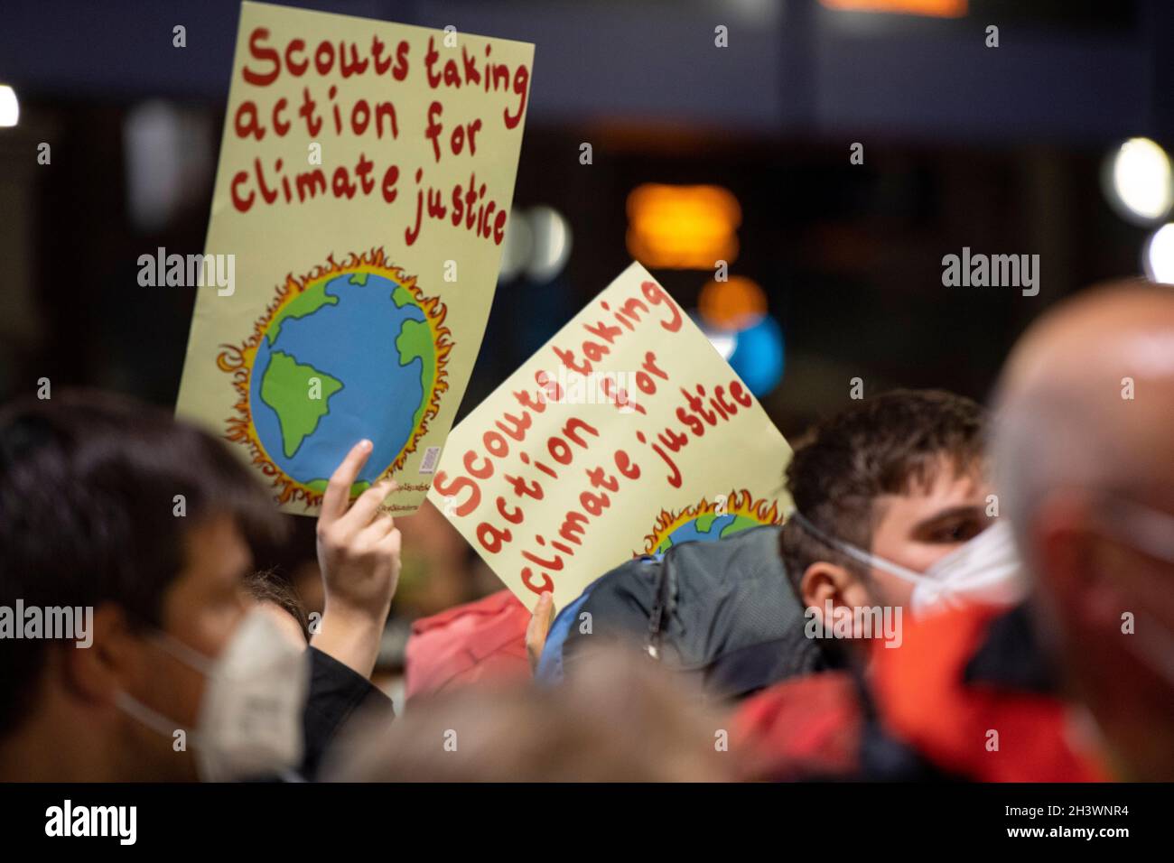 Glasgow, Schottland, Großbritannien. Oktober 2021. IM BILD: Die Klimaaktivistin Greta Thunbrug sah, wie sie inmitten eines Medienrausches mit Polizisten und Sicherheitspersonal der Polizei in Schottland in der Glasgow Central Station eintraf. Vor dem Sender brach ein Mediengedränge aus, in dem eine Menge von Pressefotografen, Journalisten, Nachrichtencrews und Mitgliedern der Öffentlichkeit nach einem Blick suchte. Quelle: Colin Fisher/Alamy Live News Stockfoto