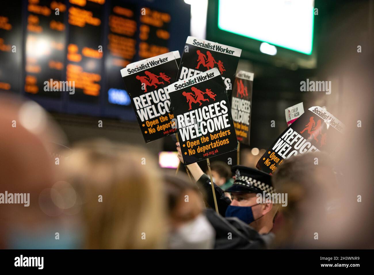 Glasgow, Schottland, Großbritannien. Oktober 2021. IM BILD: Die Klimaaktivistin Greta Thunbrug sah, wie sie inmitten eines Medienrausches mit Polizisten und Sicherheitspersonal der Polizei in Schottland in der Glasgow Central Station eintraf. Vor dem Sender brach ein Mediengedränge aus, in dem eine Menge von Pressefotografen, Journalisten, Nachrichtencrews und Mitgliedern der Öffentlichkeit nach einem Blick suchte. Quelle: Colin Fisher/Alamy Live News Stockfoto