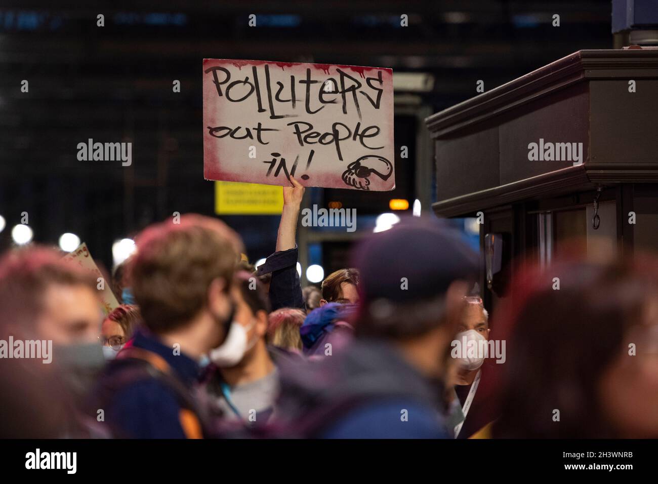 Glasgow, Schottland, Großbritannien. Oktober 2021. IM BILD: Die Klimaaktivistin Greta Thunbrug sah, wie sie inmitten eines Medienrausches mit Polizisten und Sicherheitspersonal der Polizei in Schottland in der Glasgow Central Station eintraf. Vor dem Sender brach ein Mediengedränge aus, in dem eine Menge von Pressefotografen, Journalisten, Nachrichtencrews und Mitgliedern der Öffentlichkeit nach einem Blick suchte. Quelle: Colin Fisher/Alamy Live News Stockfoto