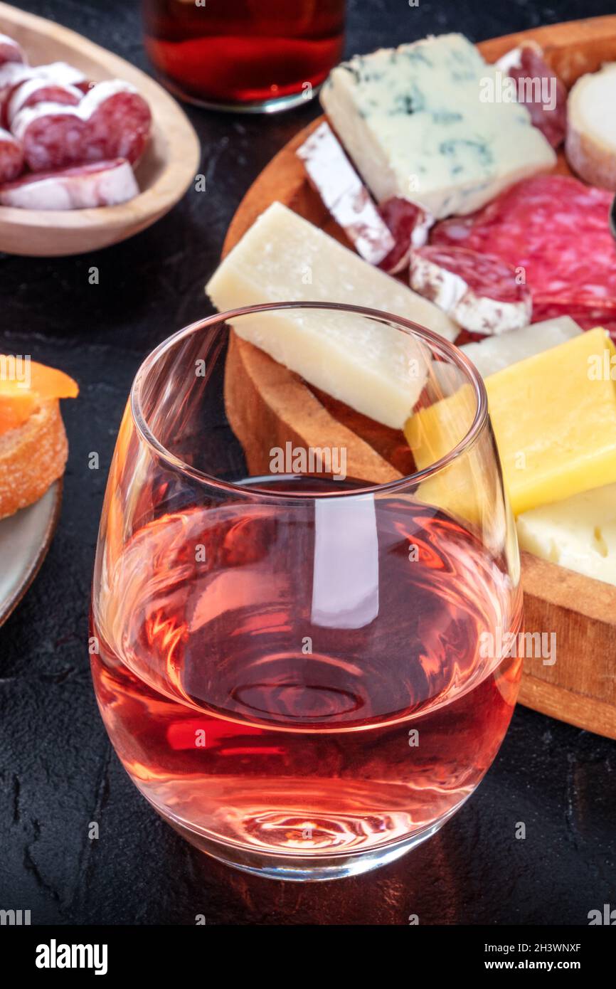 Rosenwein mit Schinken und Käse. Spanische Tapas in einer Bar. Essen teilen Stockfoto
